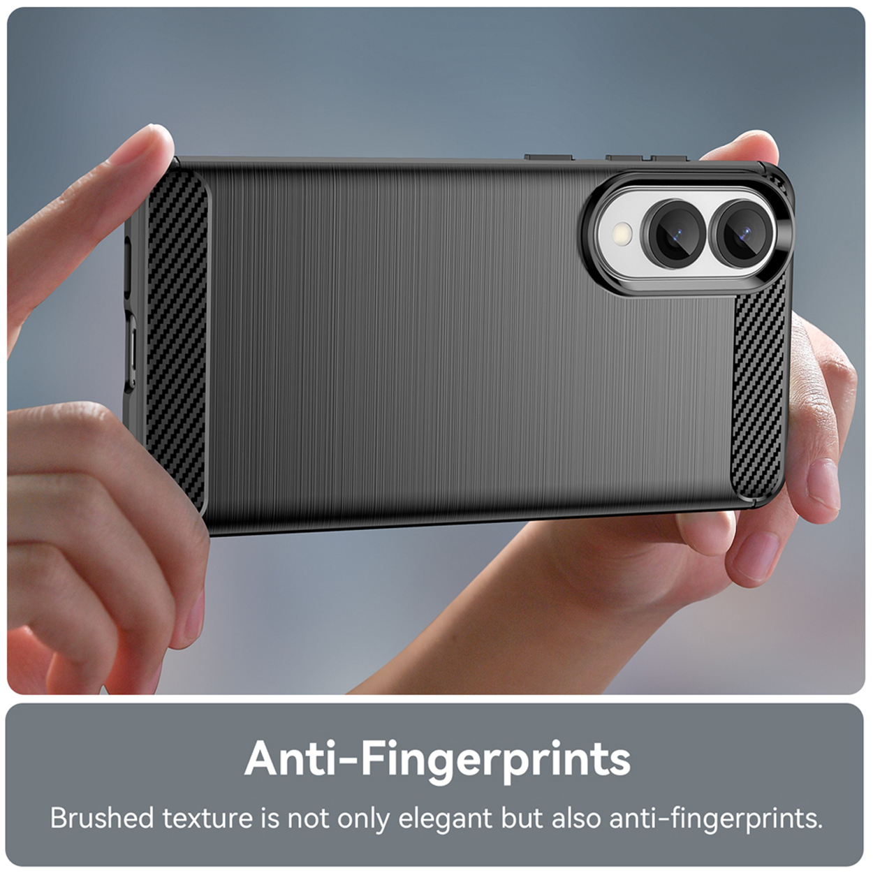 Hand die een zwarte telefoon vasthoudt met een getextureerde achterkant en twee camera's in een hoesje.