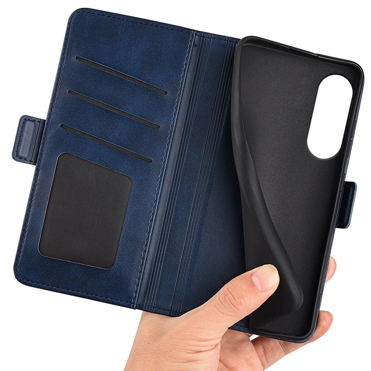 Étui de téléphone en cuir bleu ouvert, révélant un étui intérieur noir, tenu par une main.