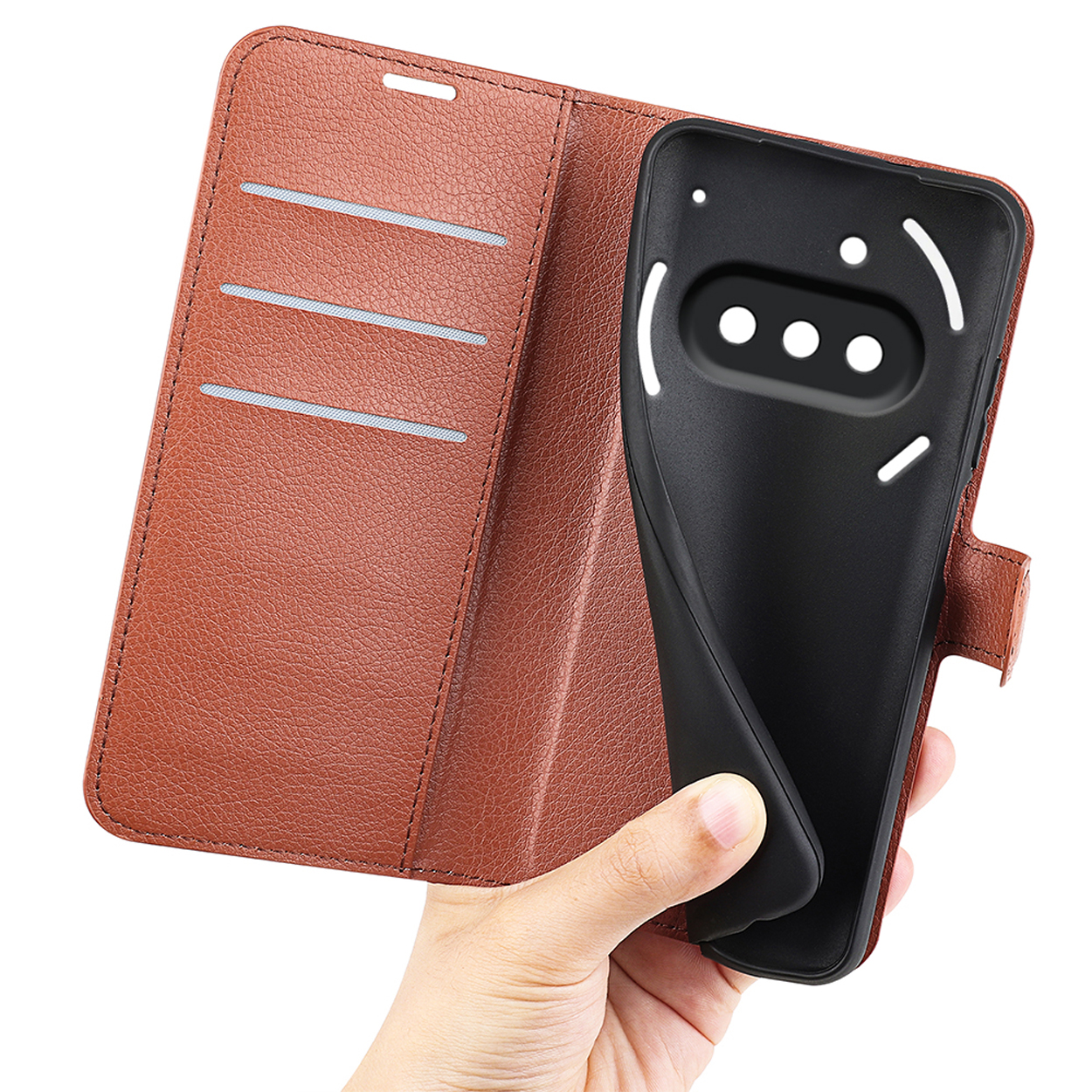 Un étui de téléphone en cuir marron est ouvert, révélant un téléphone noir. Une main tient le téléphone.