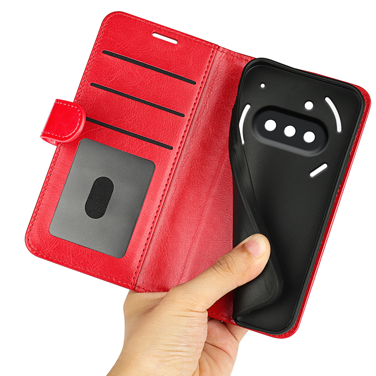 Main tenant un étui de téléphone rouge. L'étui est ouvert, révélant un support de téléphone noir à l'intérieur.