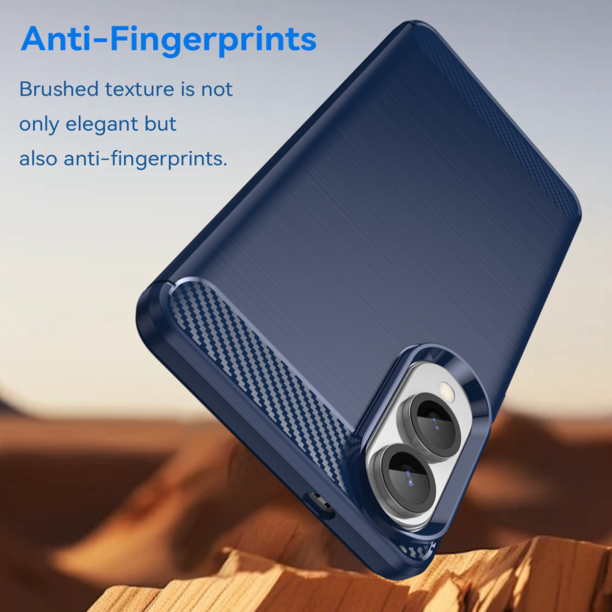 Blauwe telefoonhoes met tekst, close-up van telefoon met dubbele camera.