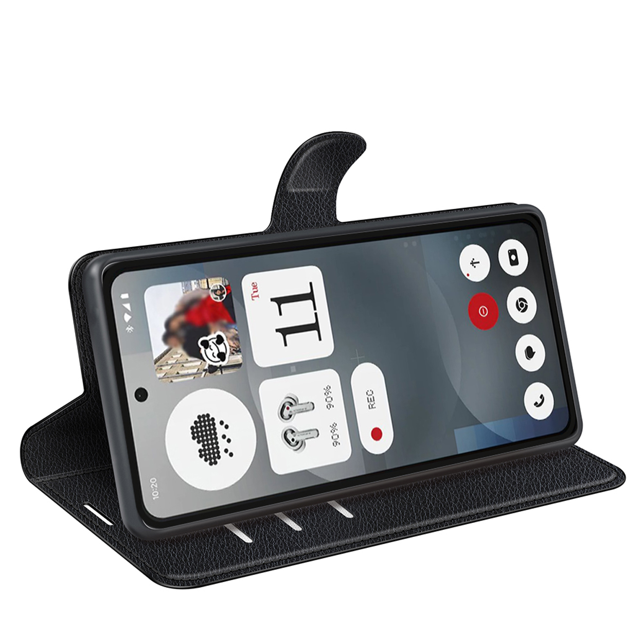Un téléphone noir dans un étui noir ouvert. L'écran affiche une interface avec de grandes icônes.
