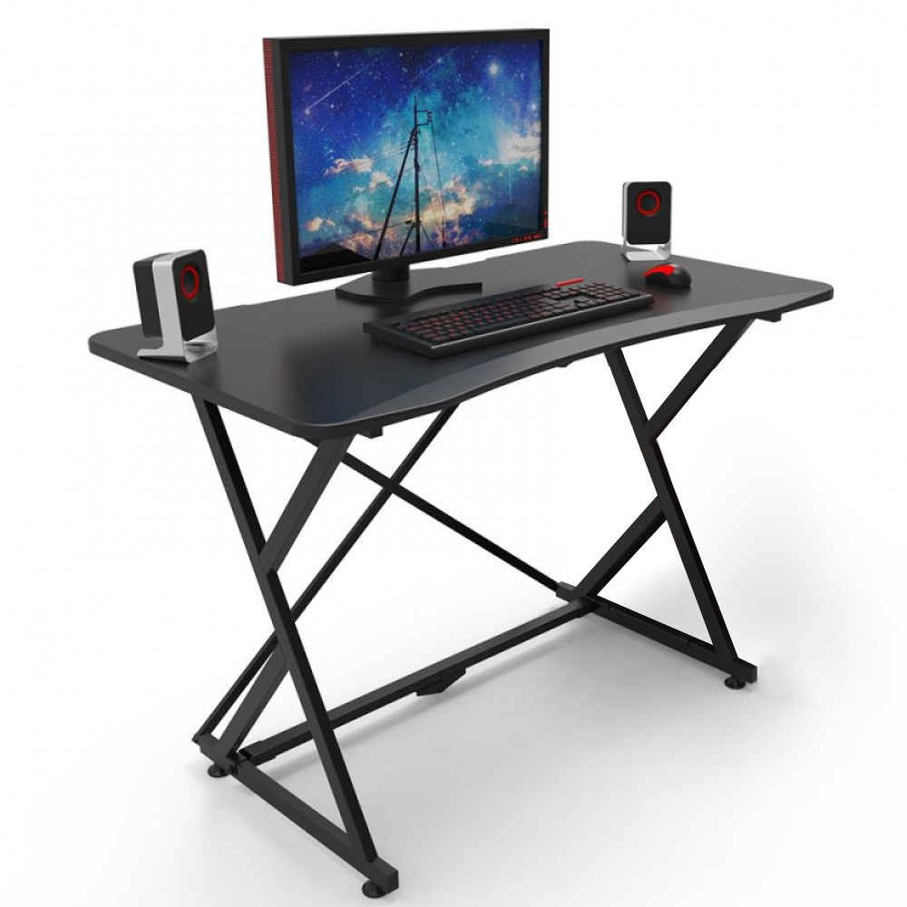 Scrivania da gioco nera con monitor, tastiera, mouse e altoparlanti. Schema di colori nero e rosso.