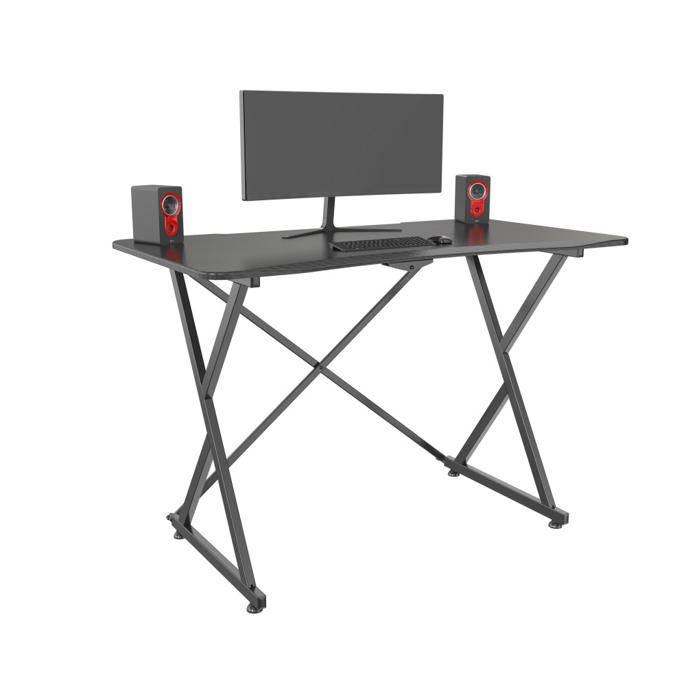 Scrivania da gioco nera con monitor, tastiera e altoparlanti. La scrivania ha un design a gambe incrociate.