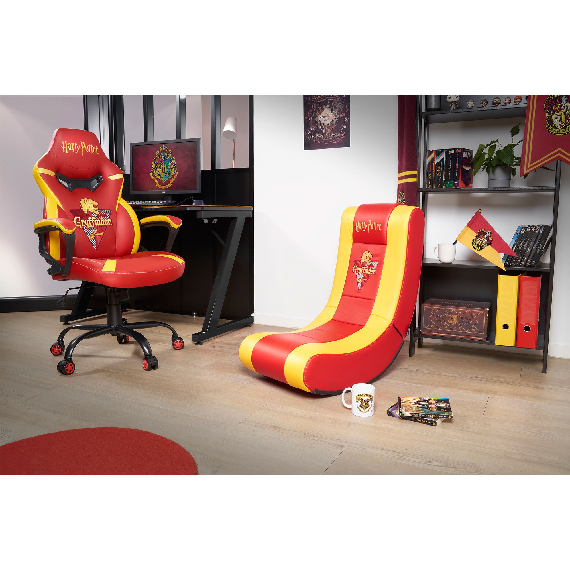 Un'attrezzatura da gioco a tema Harry Potter con sedia, dondolo, scrivania e scaffali con accessori.