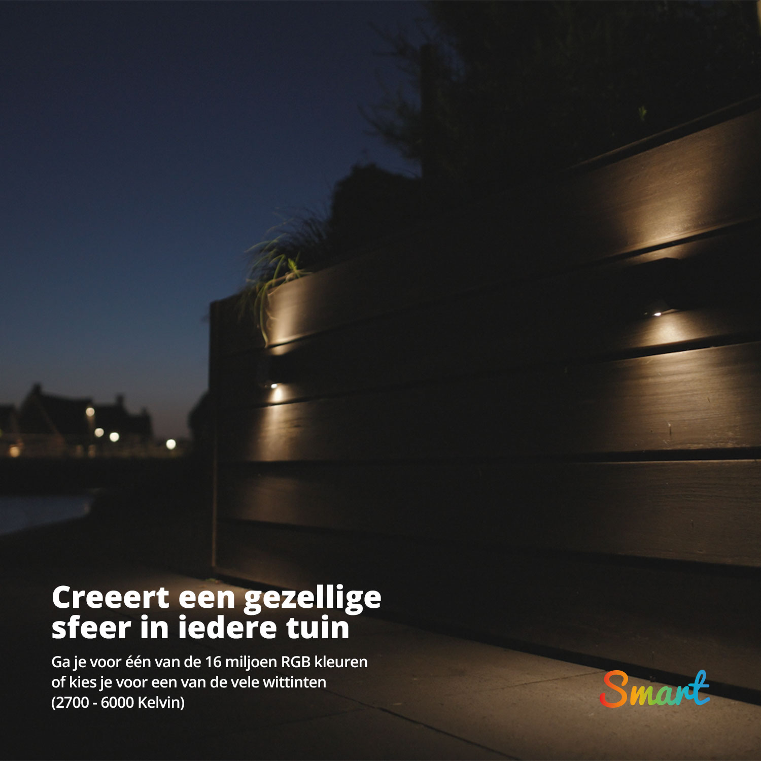 Night scene with a wooden fence illuminated by spotlights. Text in Dutch promotes a cozy garden atmosphere.