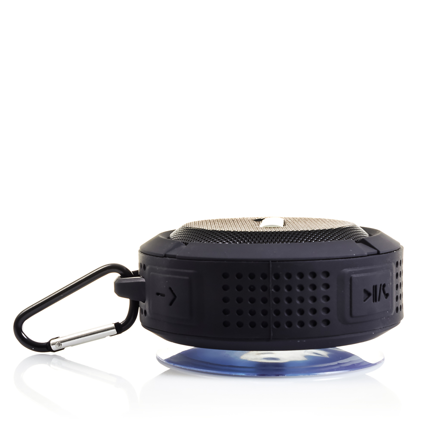 Altoparlante portatile nero, rotondo, con moschettone e ventosa sul fondo.