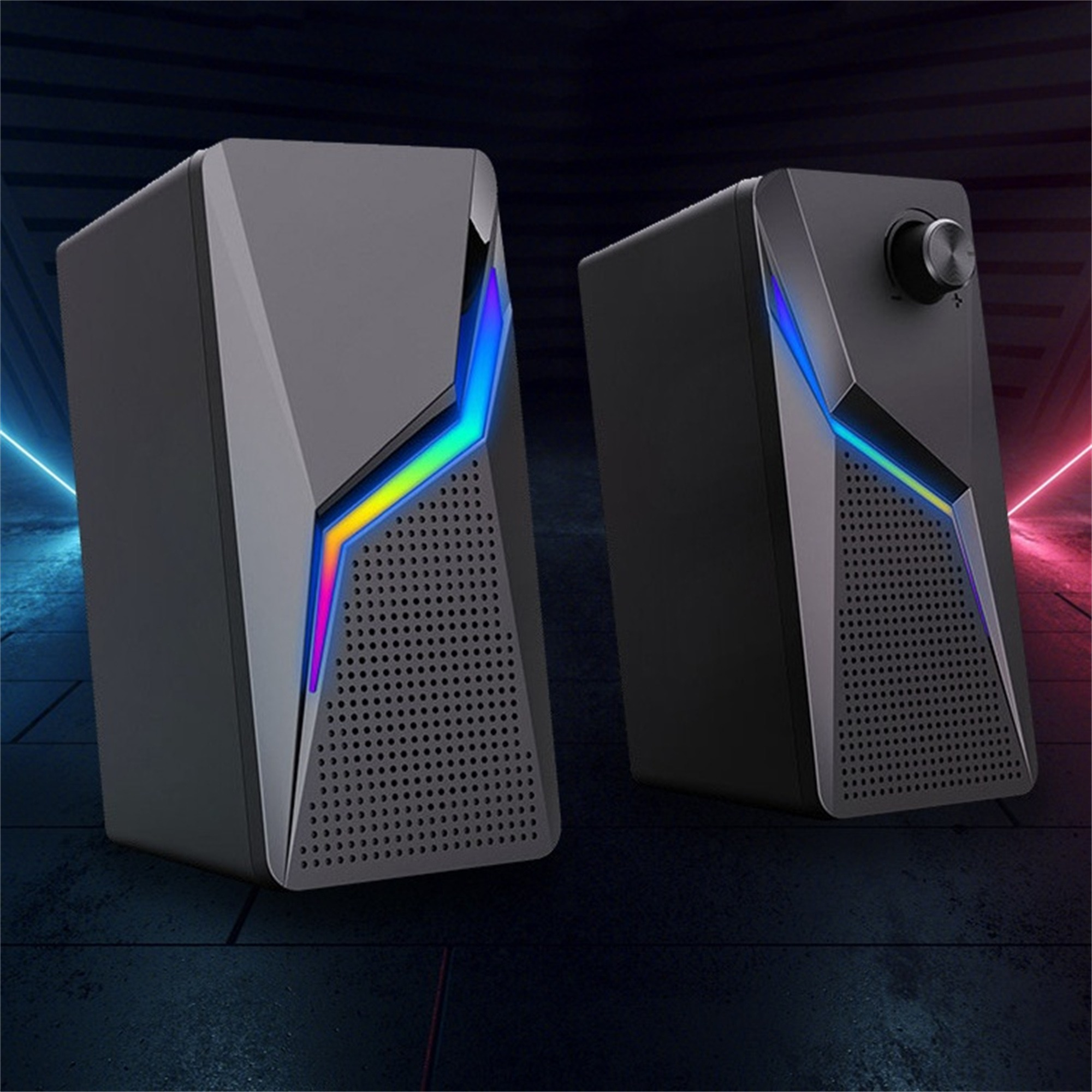 Zwei schwarze Lautsprecher mit modernem Design. Blaue und orangefarbene Lichter beleuchten die Seiten. Dunkler Hintergrund.
