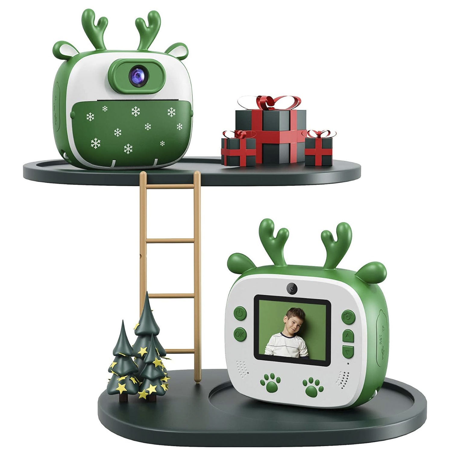 Cámara verde con cuernos de reno, pantalla y escalera cerca de regalos y un árbol de Navidad.
