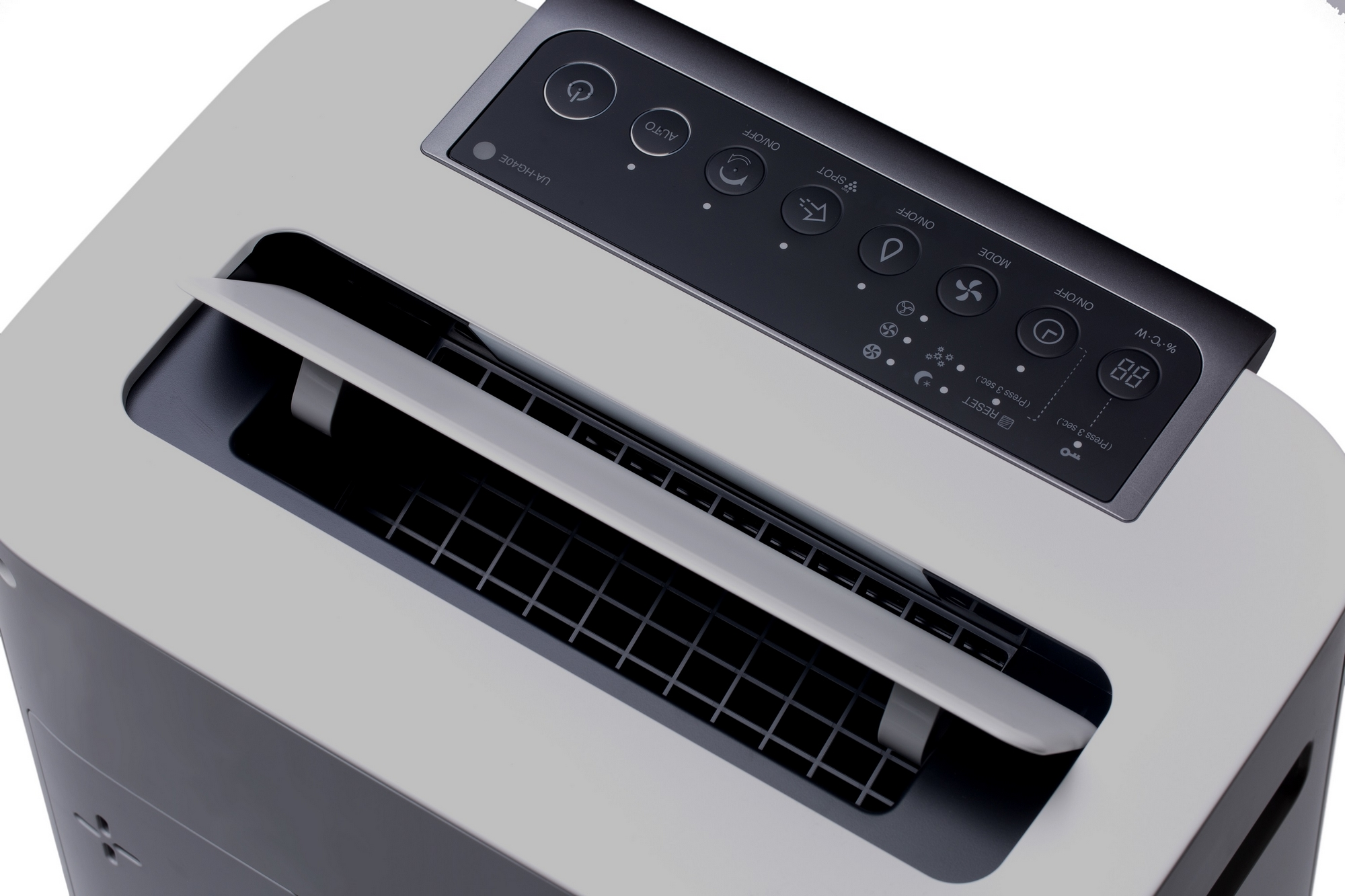 Widok z góry na oczyszczacz powietrza Sharp z panelem sterowania i otwartym wlotem.