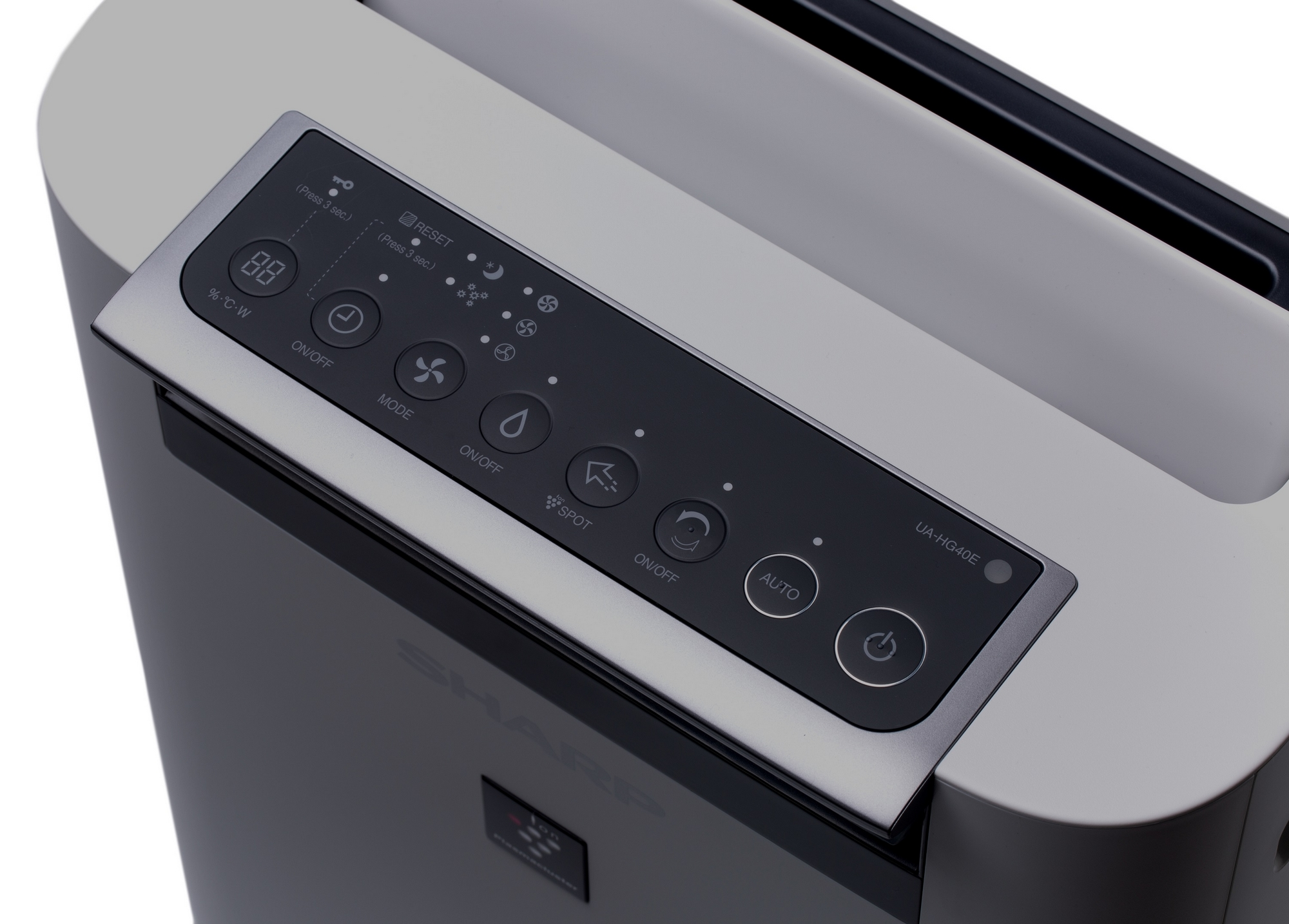 Panel sterowania na górze oczyszczacza powietrza Sharp. Przyciski i wyświetlacz.