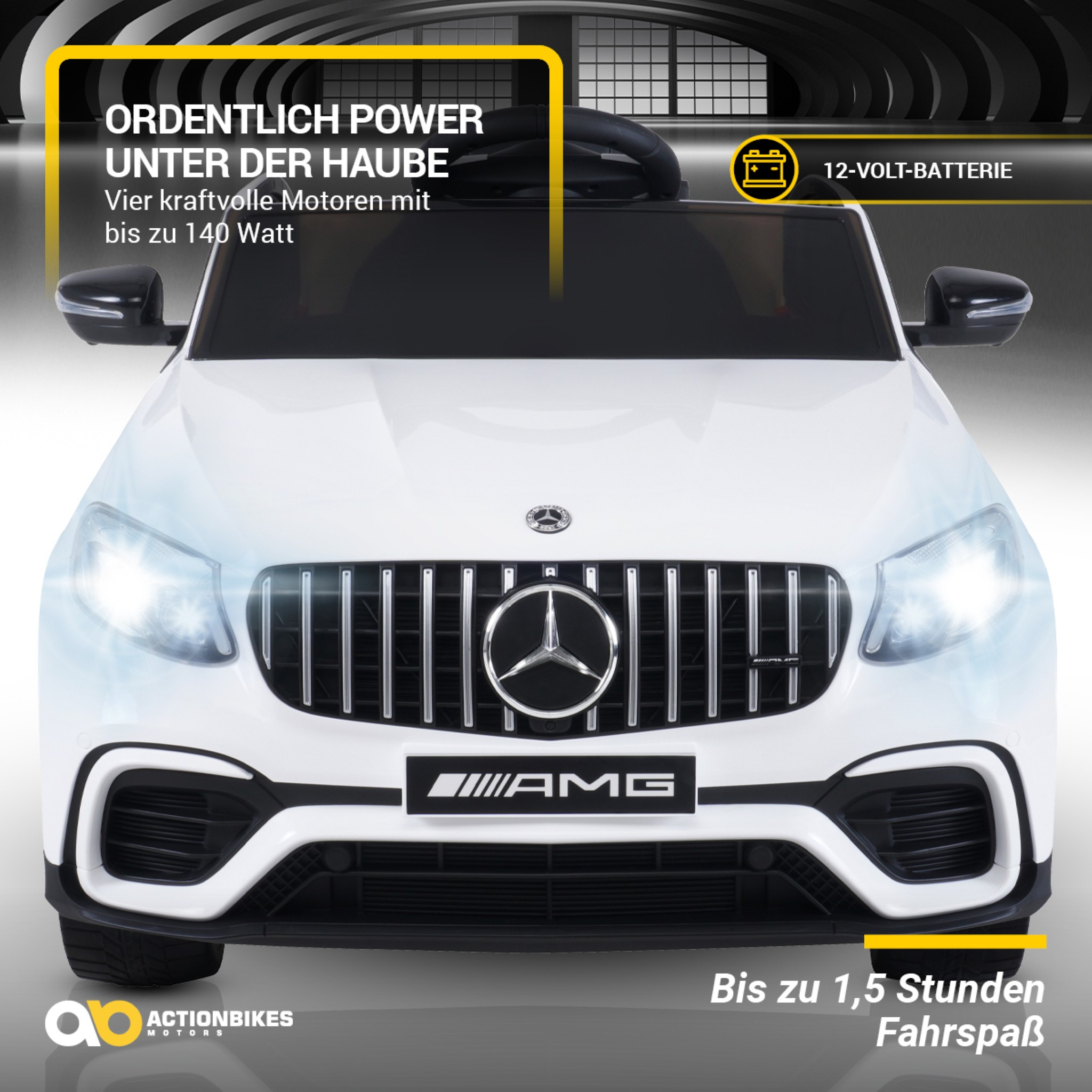 Weißes Mercedes-Benz AMG Elektroauto mit eingeschalteten Scheinwerfern. Text: 'Ordentlich Power unter der Haube' und '12-Volt-Batterie'.