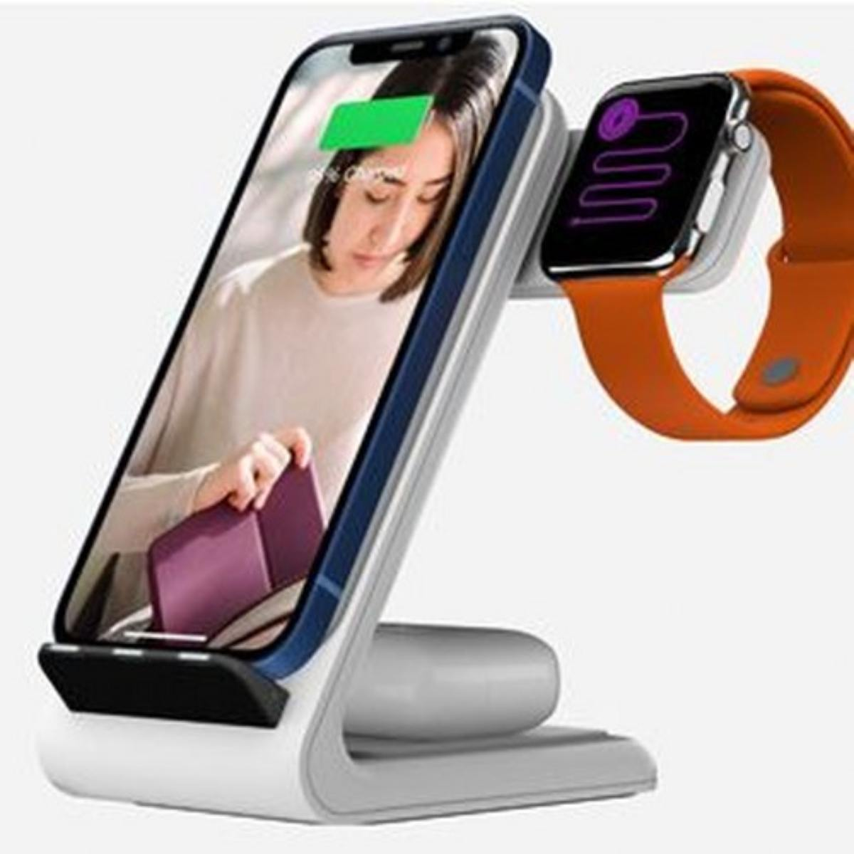 Caricabatterie wireless con telefono e orologio. Donna che guarda lo schermo del telefono.