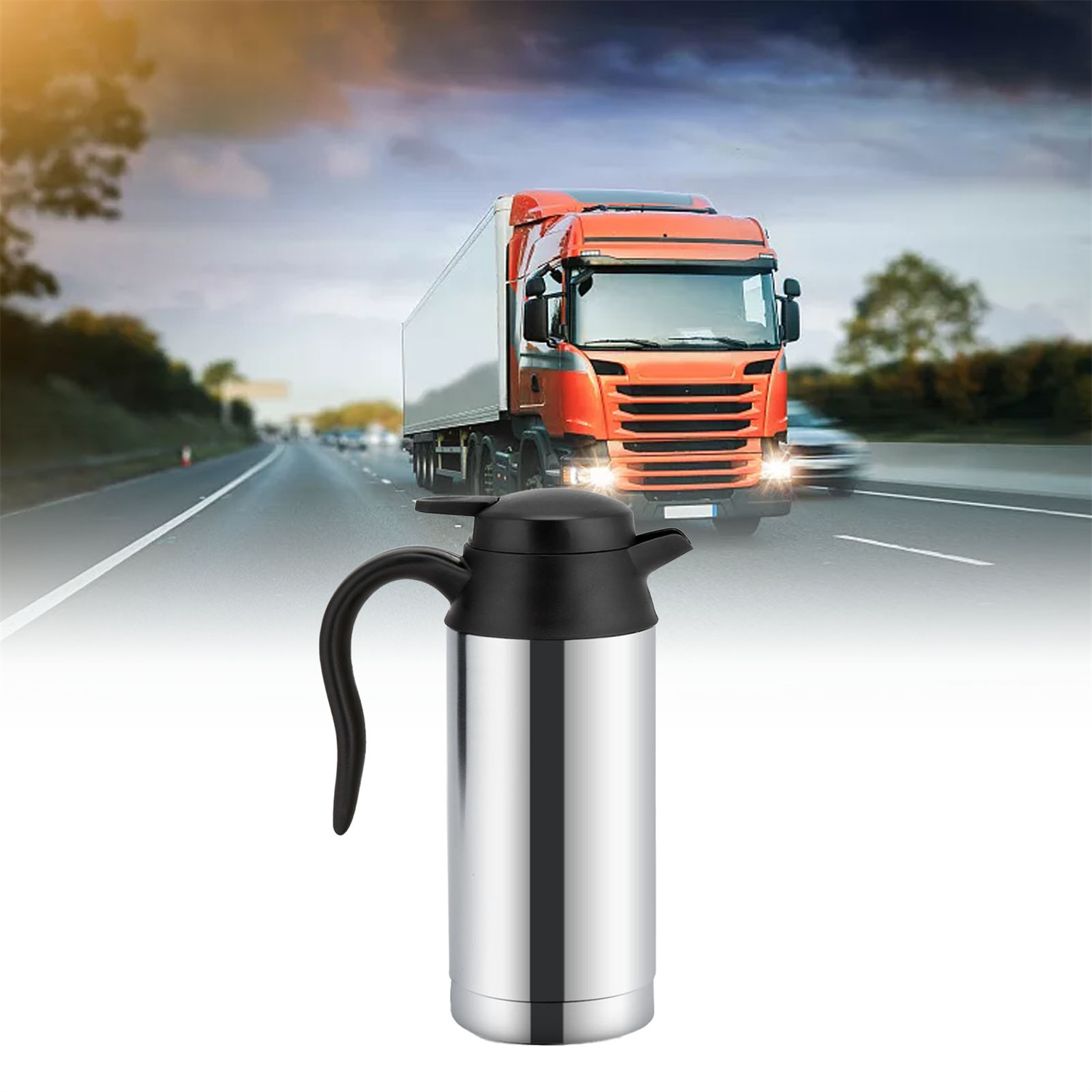 Eine Edelstahlkaraffe mit schwarzem Griff steht im Fokus. Ein rot-weißer Lkw ist im Hintergrund auf einer Autobahn verschwommen.