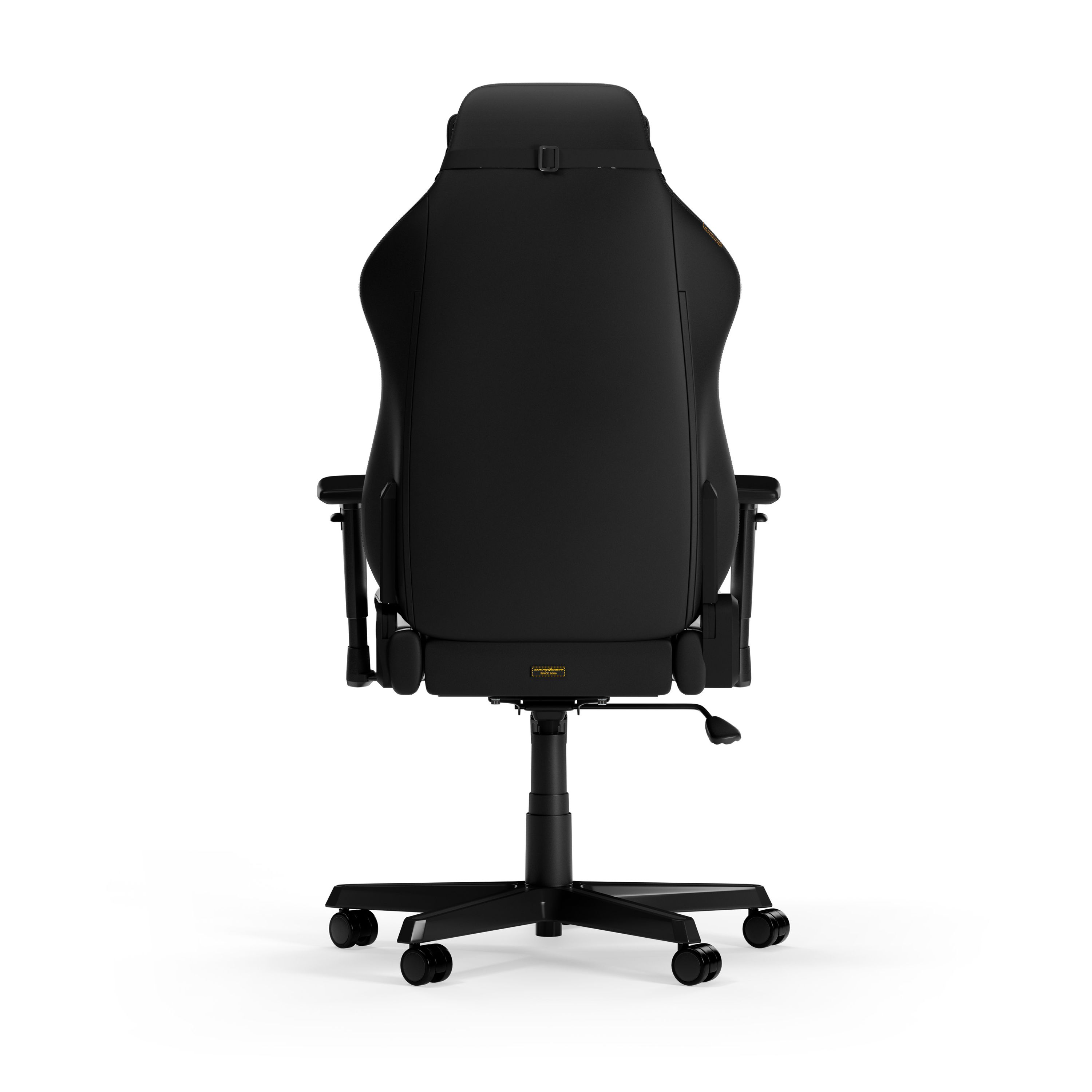 Gaming-Stuhl, Rückansicht. Schwarzer Sitz, schwarzer Rahmen. Goldakzente. Weißer Hintergrund.