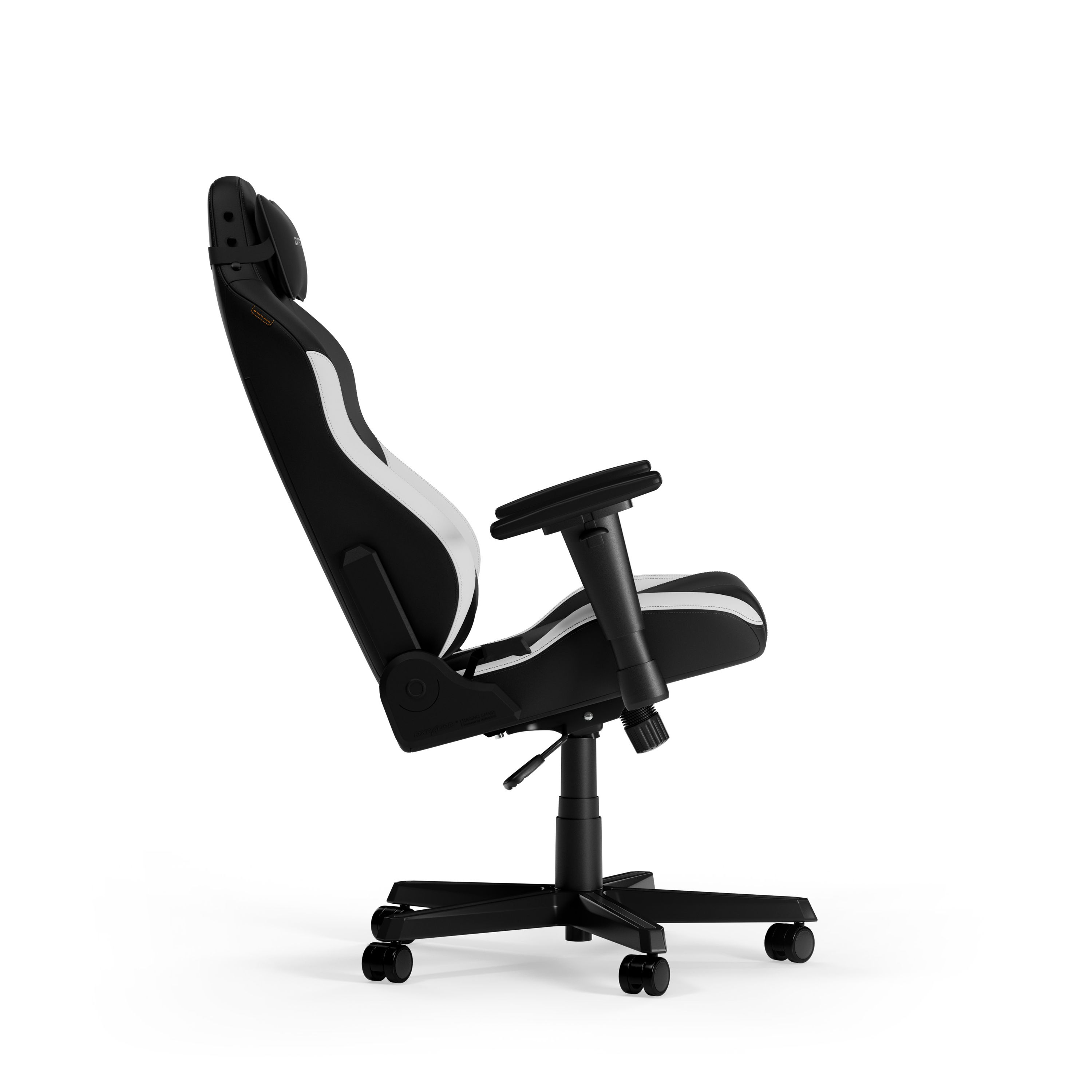 Schwarz-weißer Gaming-Stuhl auf Weiß. Seitenansicht. Verstellbare Kopfstütze, Armlehnen, Räder.