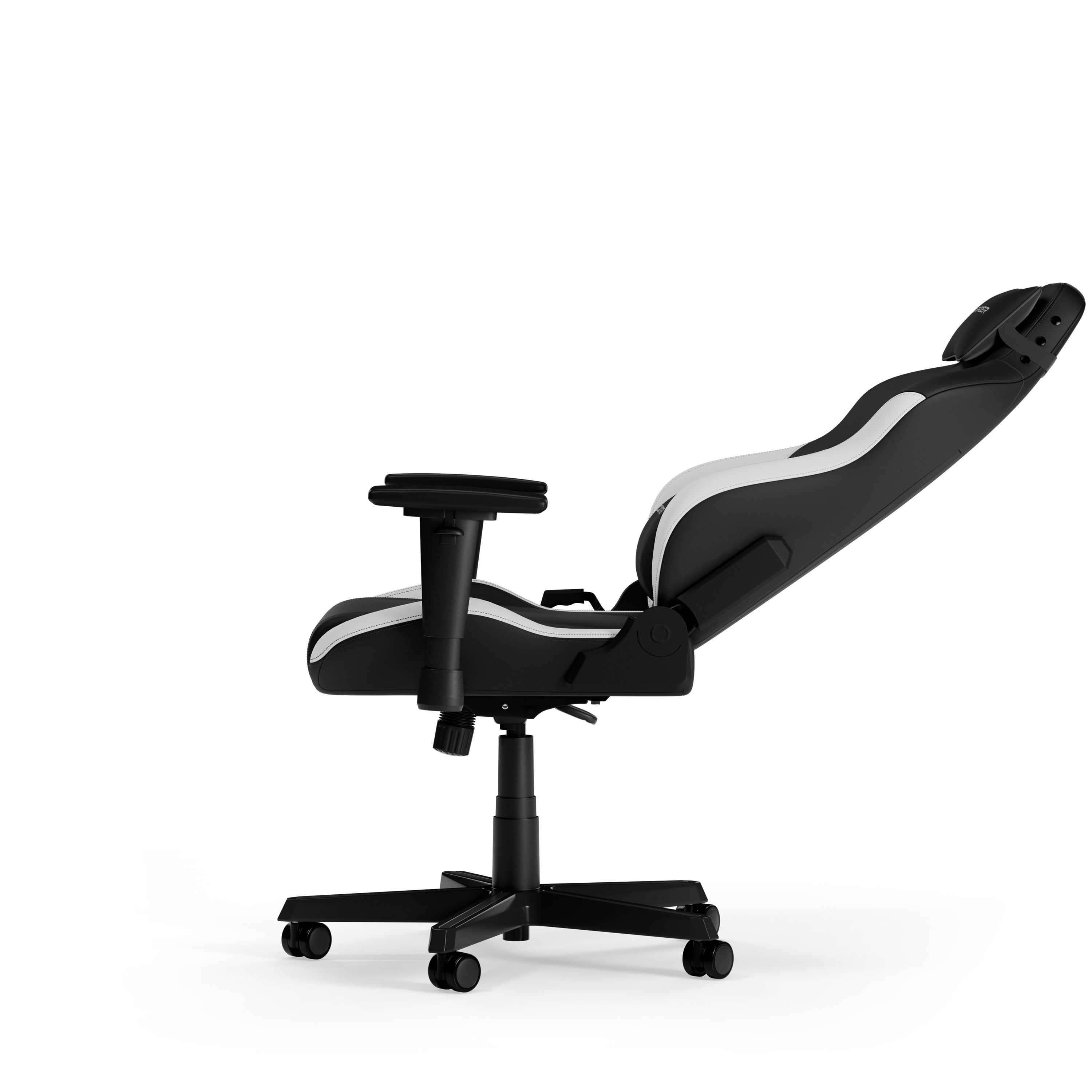 Gaming-Stuhl, Seitenansicht, schwarz-weißes Design. Zurückgelehnt. Weißer Hintergrund.