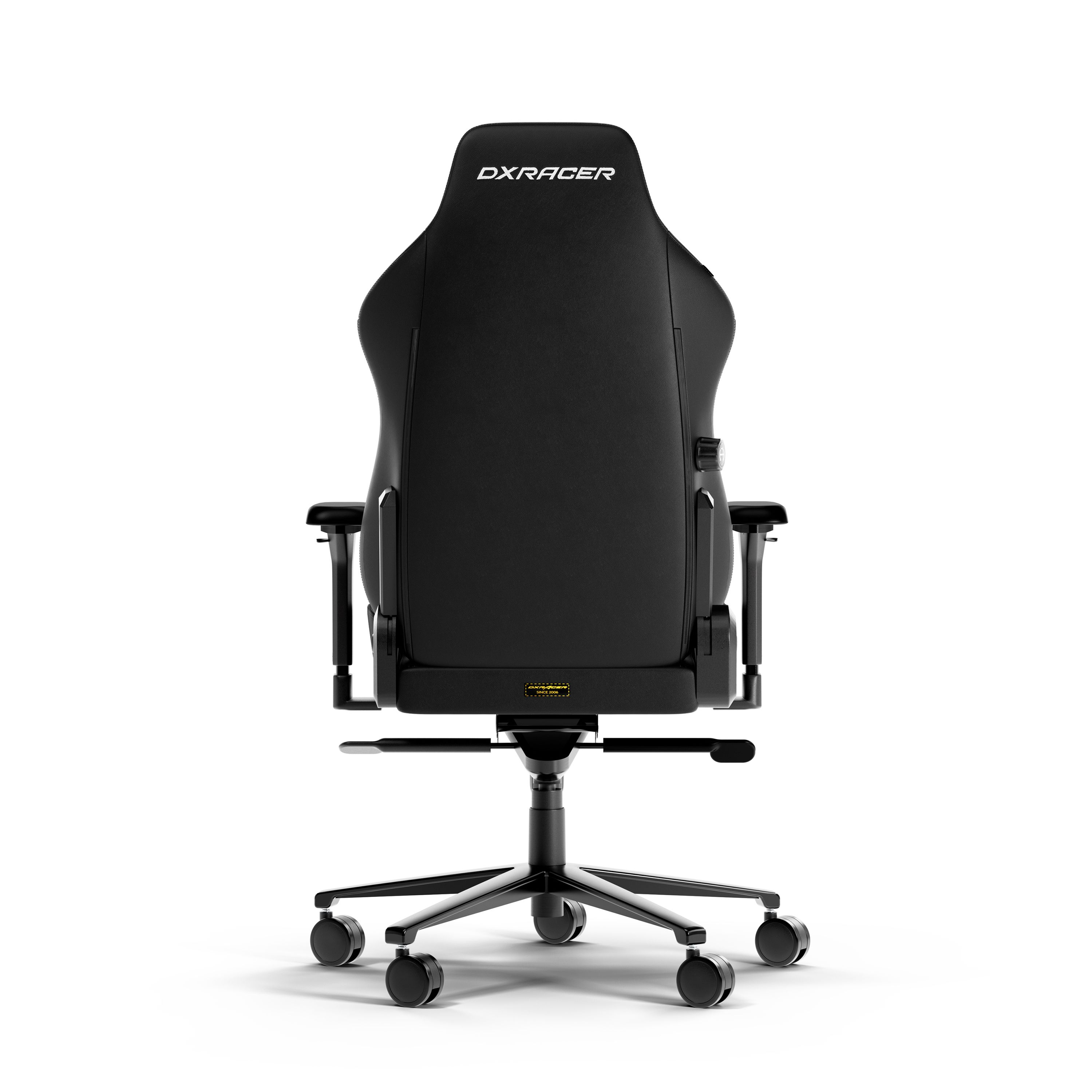 Rückansicht eines schwarzen Gaming-Stuhls mit Rädern und Kopfstütze.