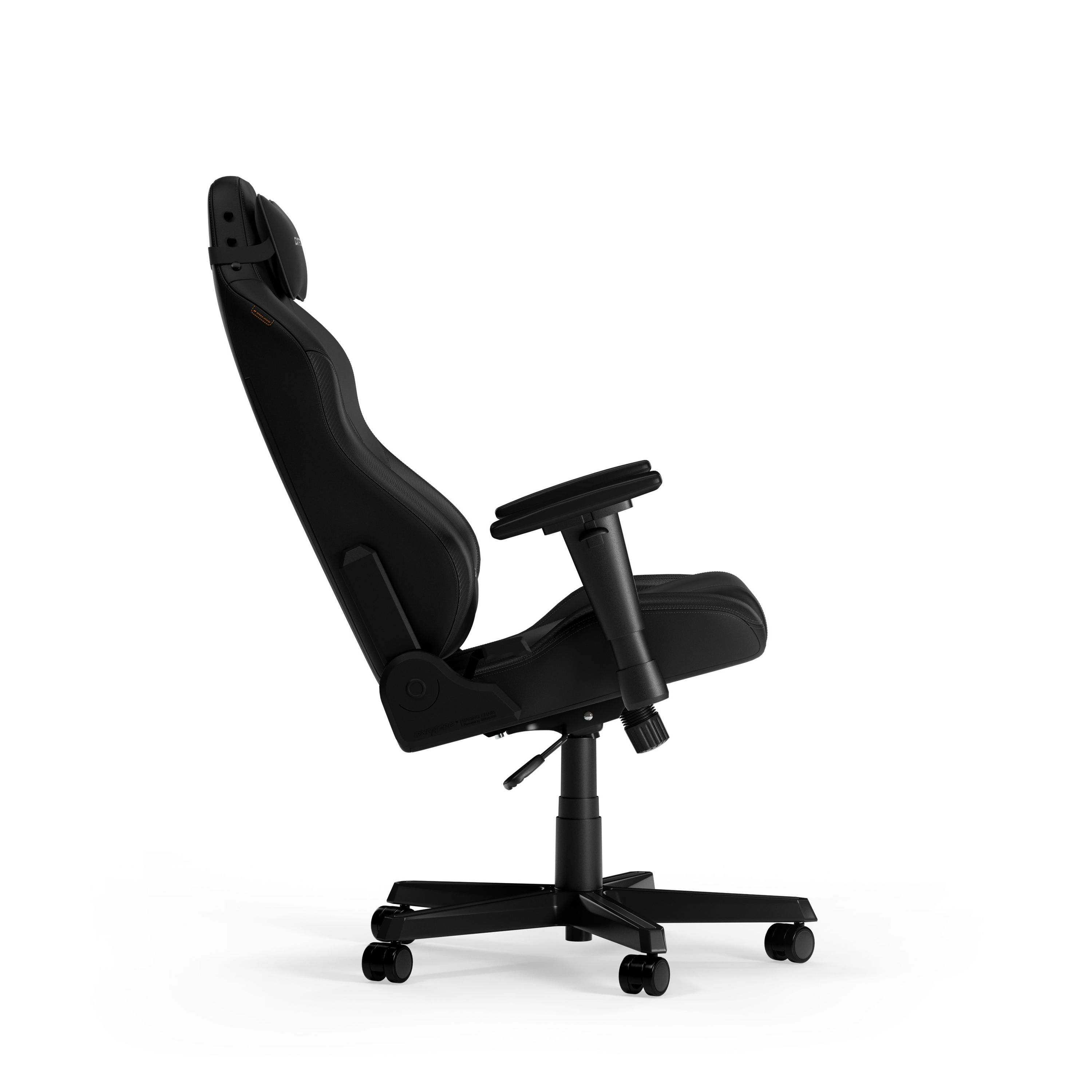 Schwarzer Gaming-Stuhl, Seitenansicht, weißer Hintergrund. Kopfstütze, Armlehnen und Räder sichtbar.