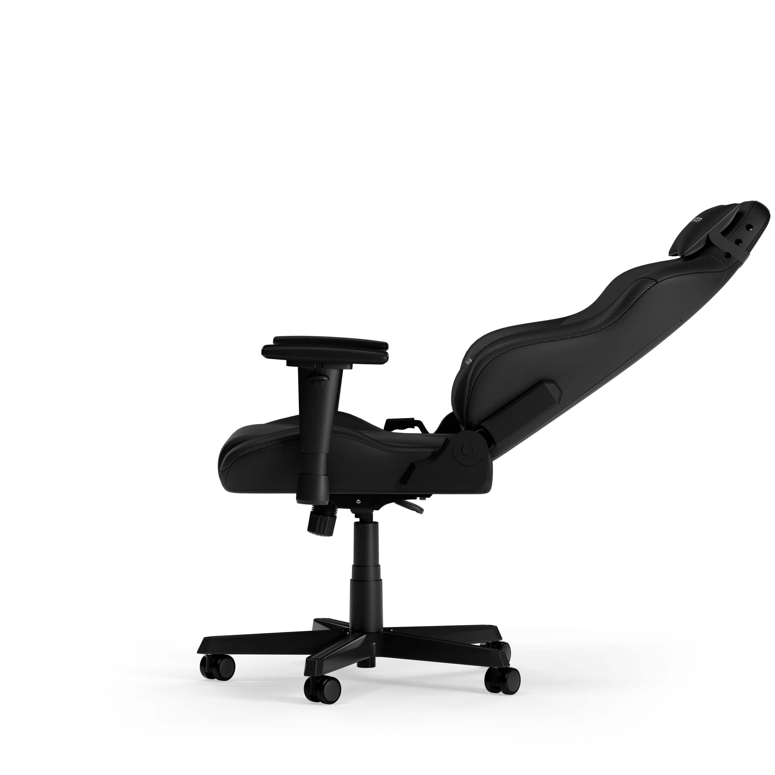 Schwarzer Gaming-Stuhl, zurückgelehnt, weißer Hintergrund. Armlehnen, Räder, Kopfstütze.