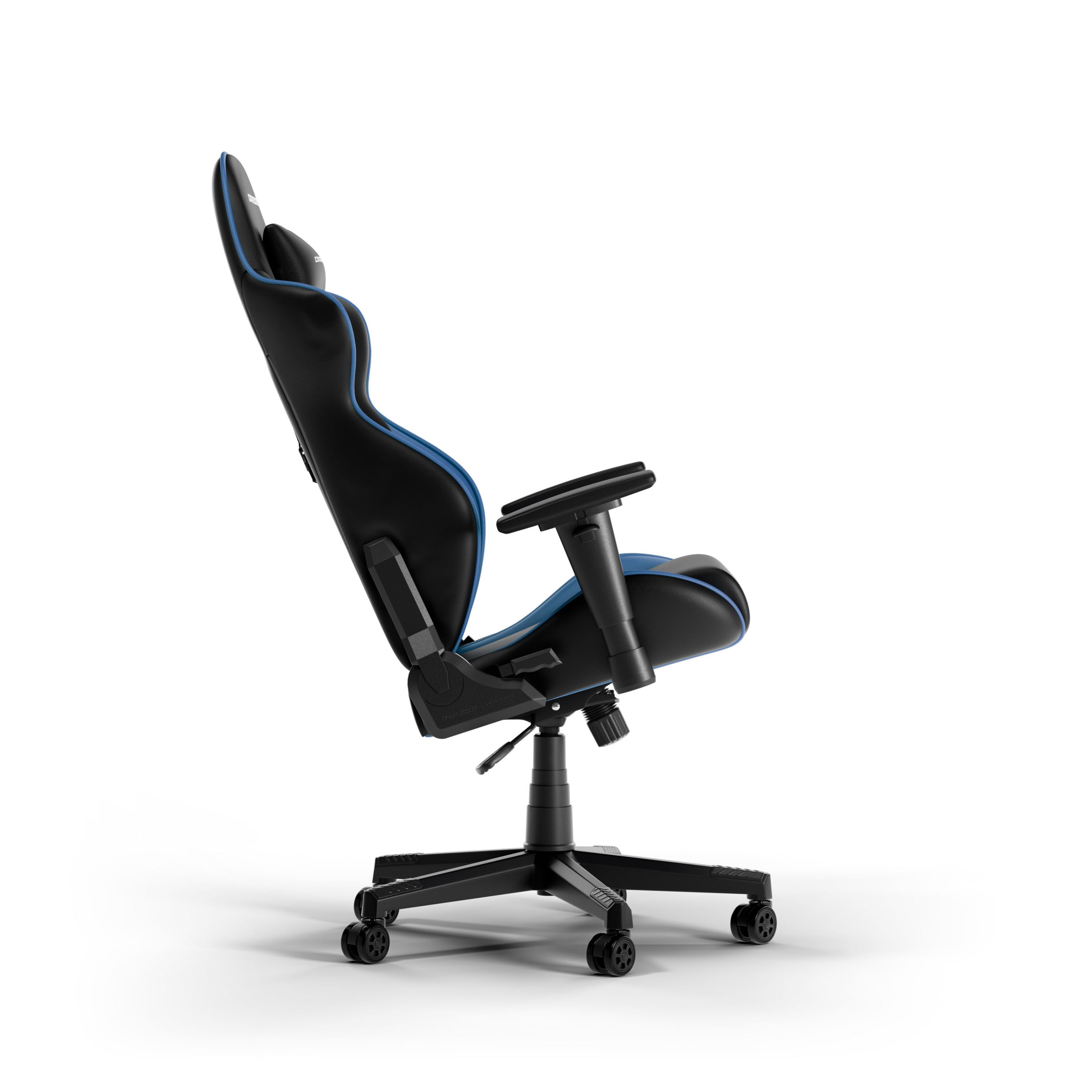Schwarz-blauer Gaming-Stuhl geneigt. Schwarzer Sitz und Rücken mit blauen Akzenten. Schwarze Basis.