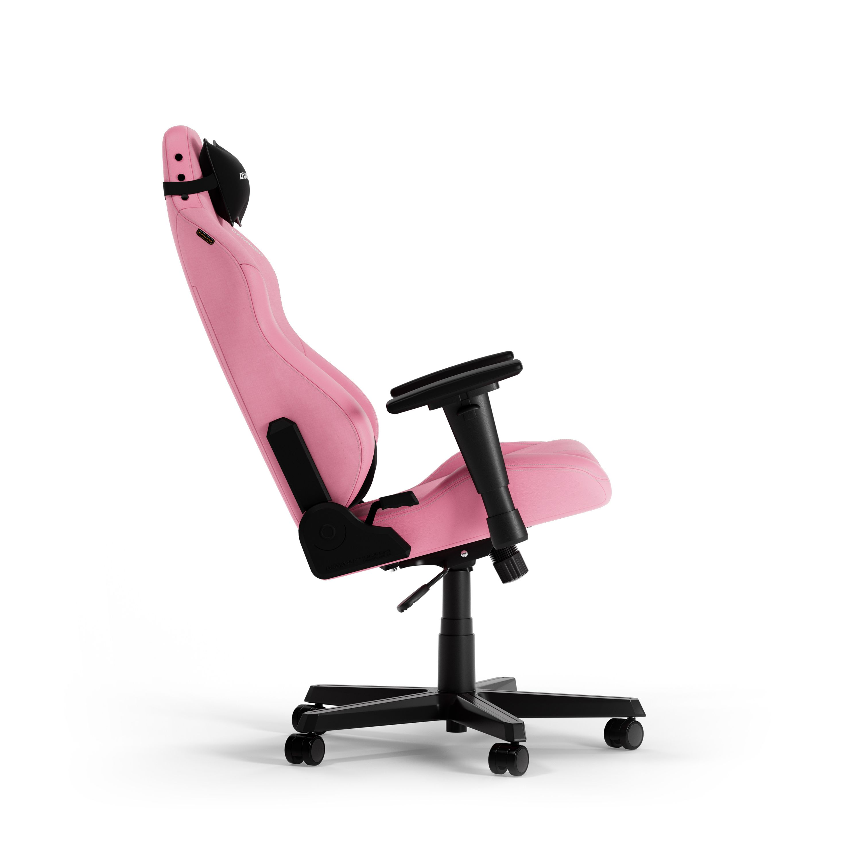 Rosa Gaming-Stuhl auf Weiß. Seitenansicht, nach links geneigt. Schwarzes Gestell und Armlehnen. Weißer Hintergrund.