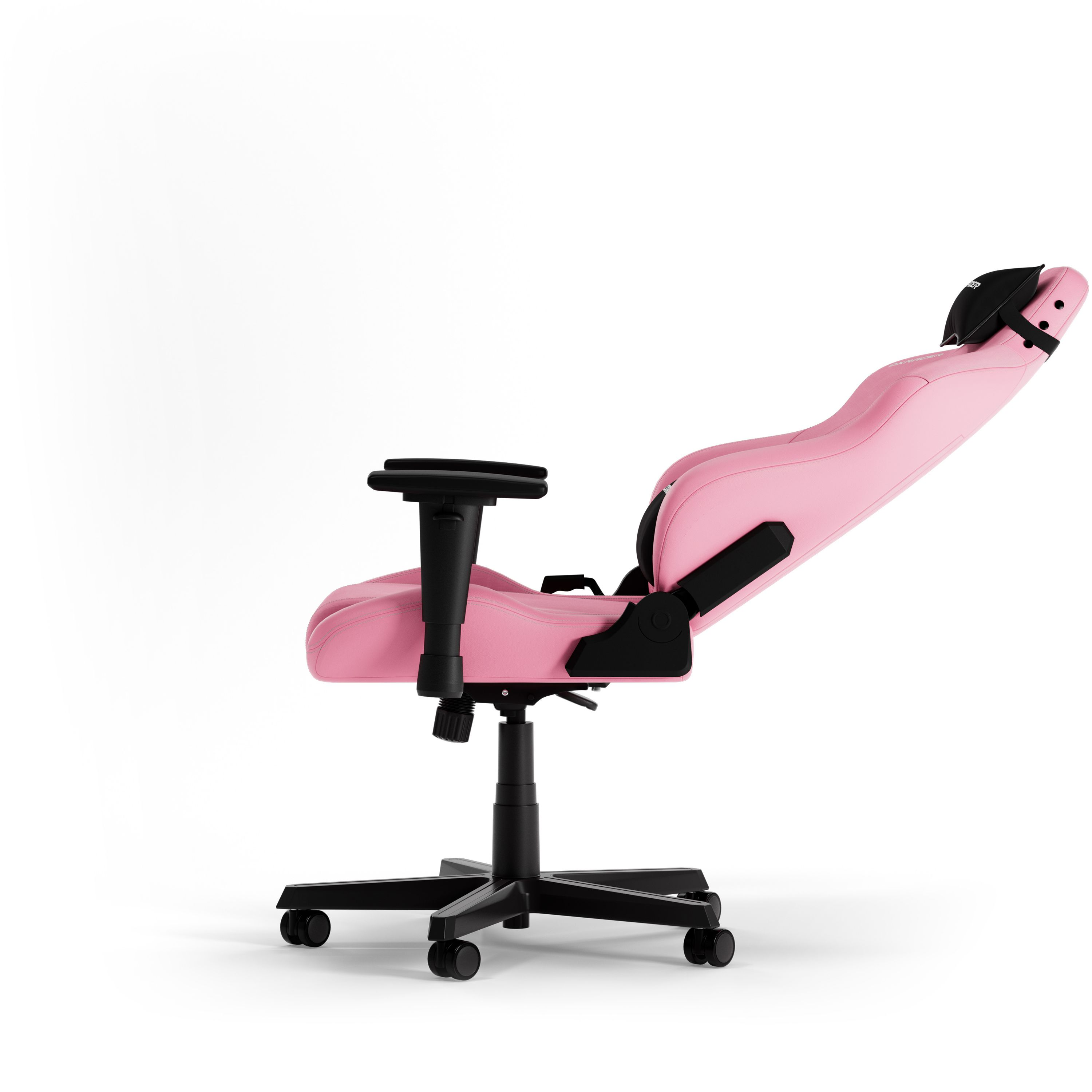 Rosa Gaming-Stuhl auf Weiß. Seitenansicht, nach rechts geneigt. Schwarzes Gestell und Armlehnen. Weißer Hintergrund.