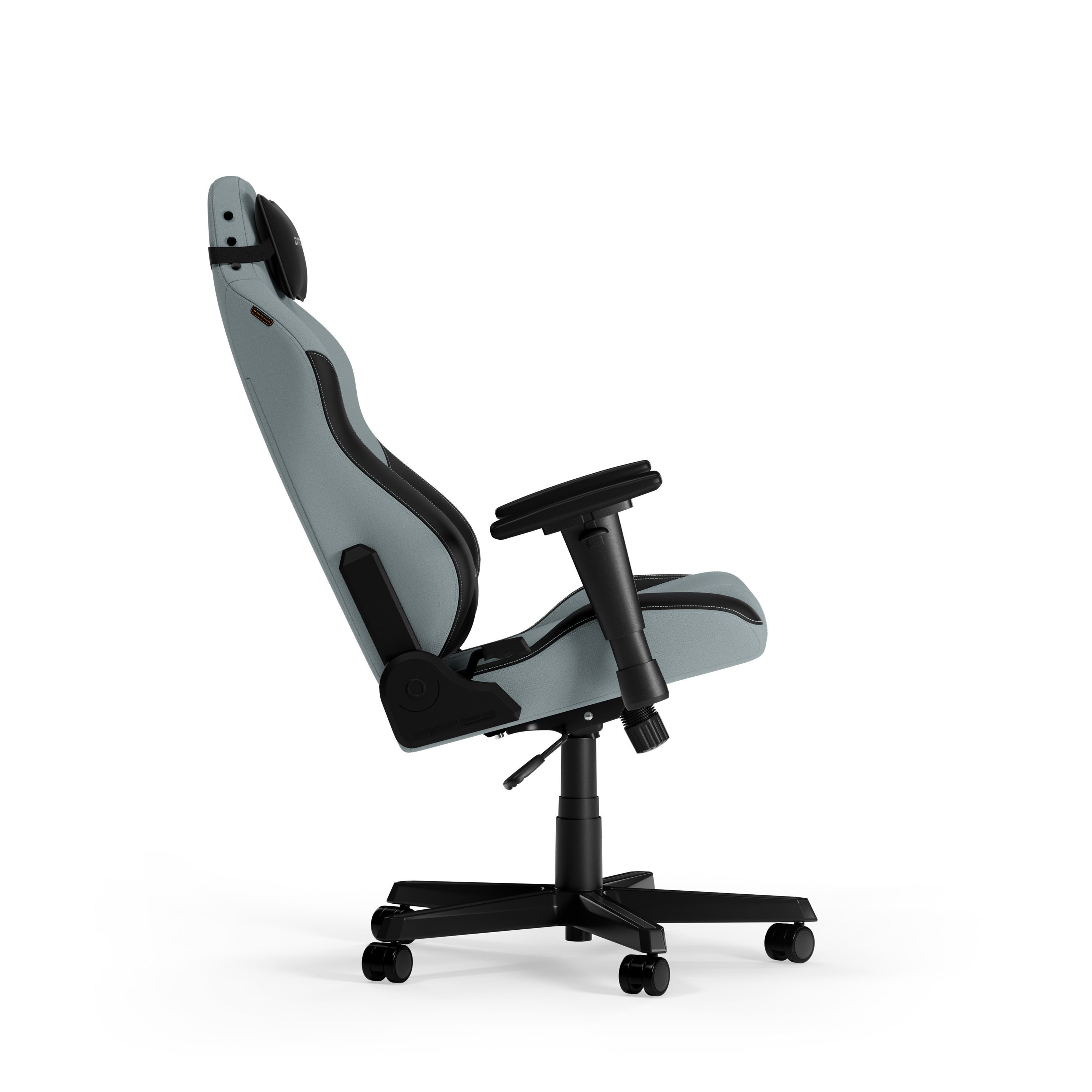 Ein grau-schwarzer Gaming-Stuhl von der Seite, vor weißem Hintergrund, mit schwarzen Rollen und Kopfstütze.