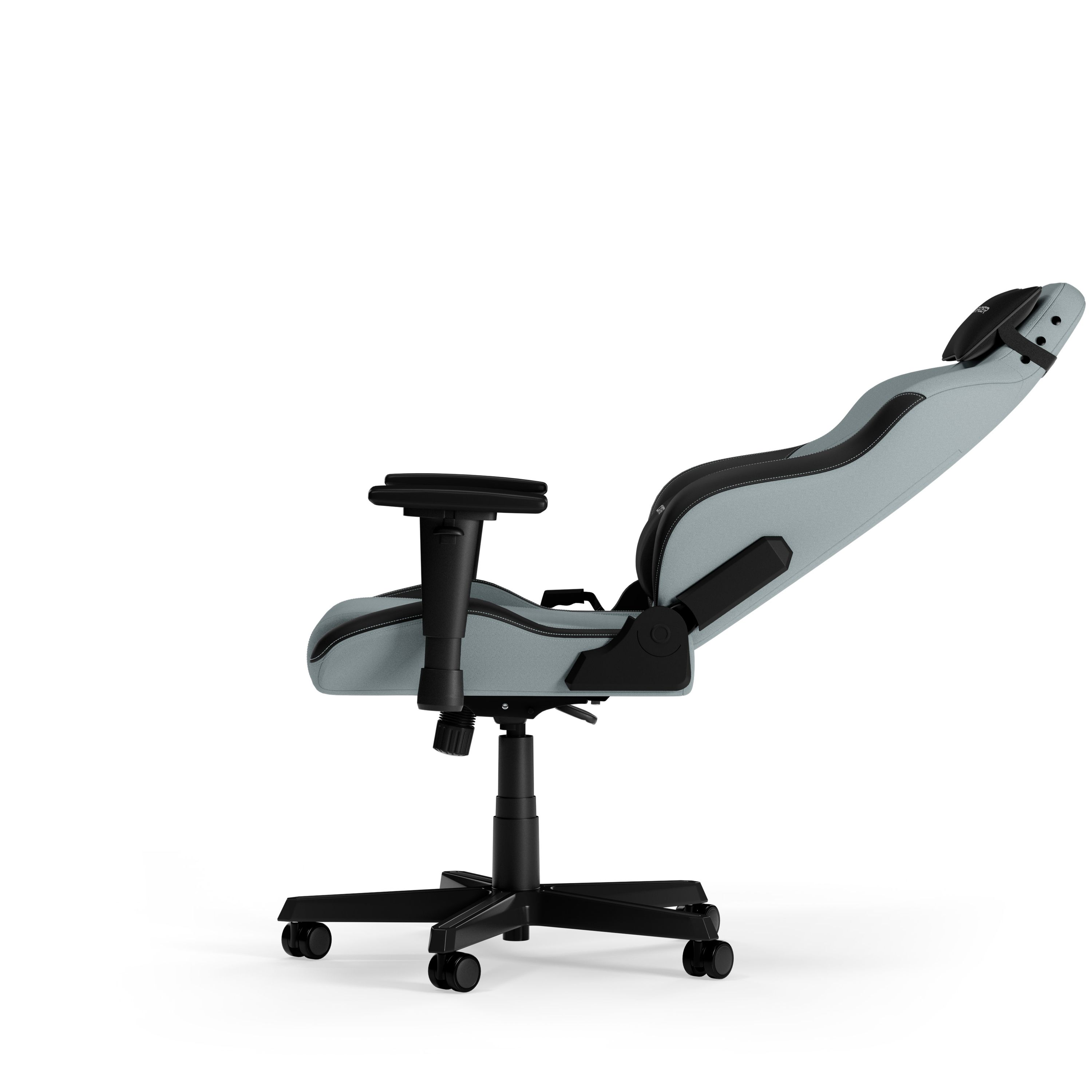 Ein grau-schwarzer Gaming-Stuhl, nach hinten geneigt. Der Stuhl steht vor weißem Hintergrund.