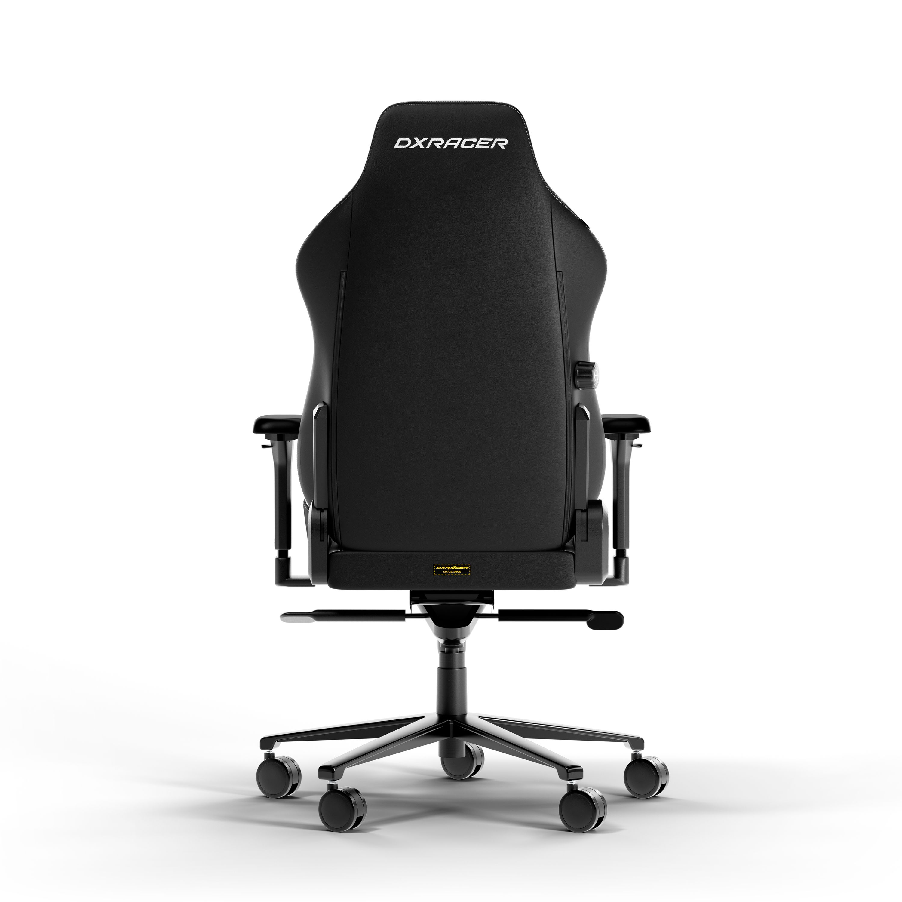 Schwarzer Gaming-Stuhl, Rückansicht, DXRACER-Logo auf der Kopfstütze, auf weißem Hintergrund.
