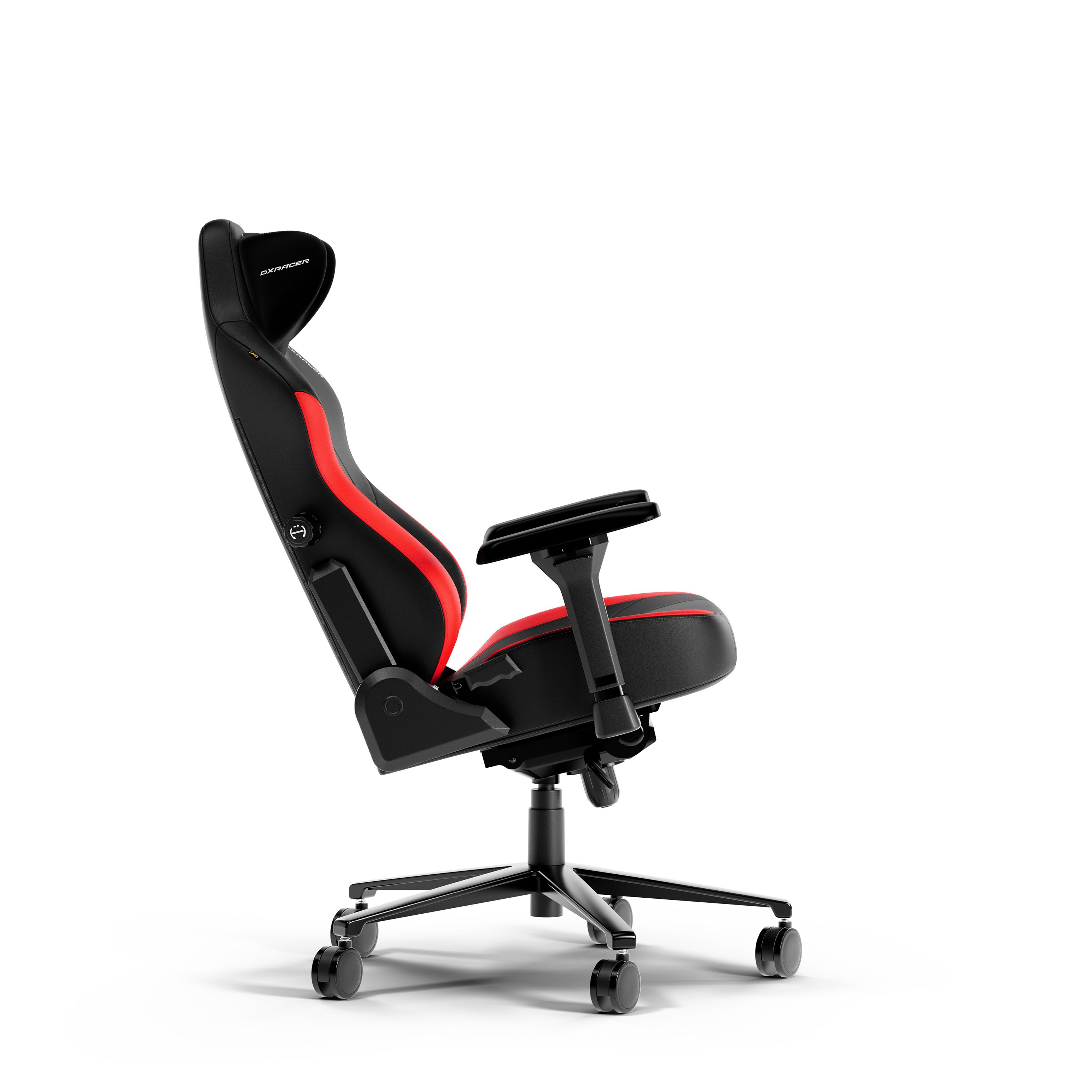Gaming-Stuhl Seitenansicht, zurückgelehnt. Schwarz-roter Stuhl. Schwarze Basis und Räder. Weißer Hintergrund.