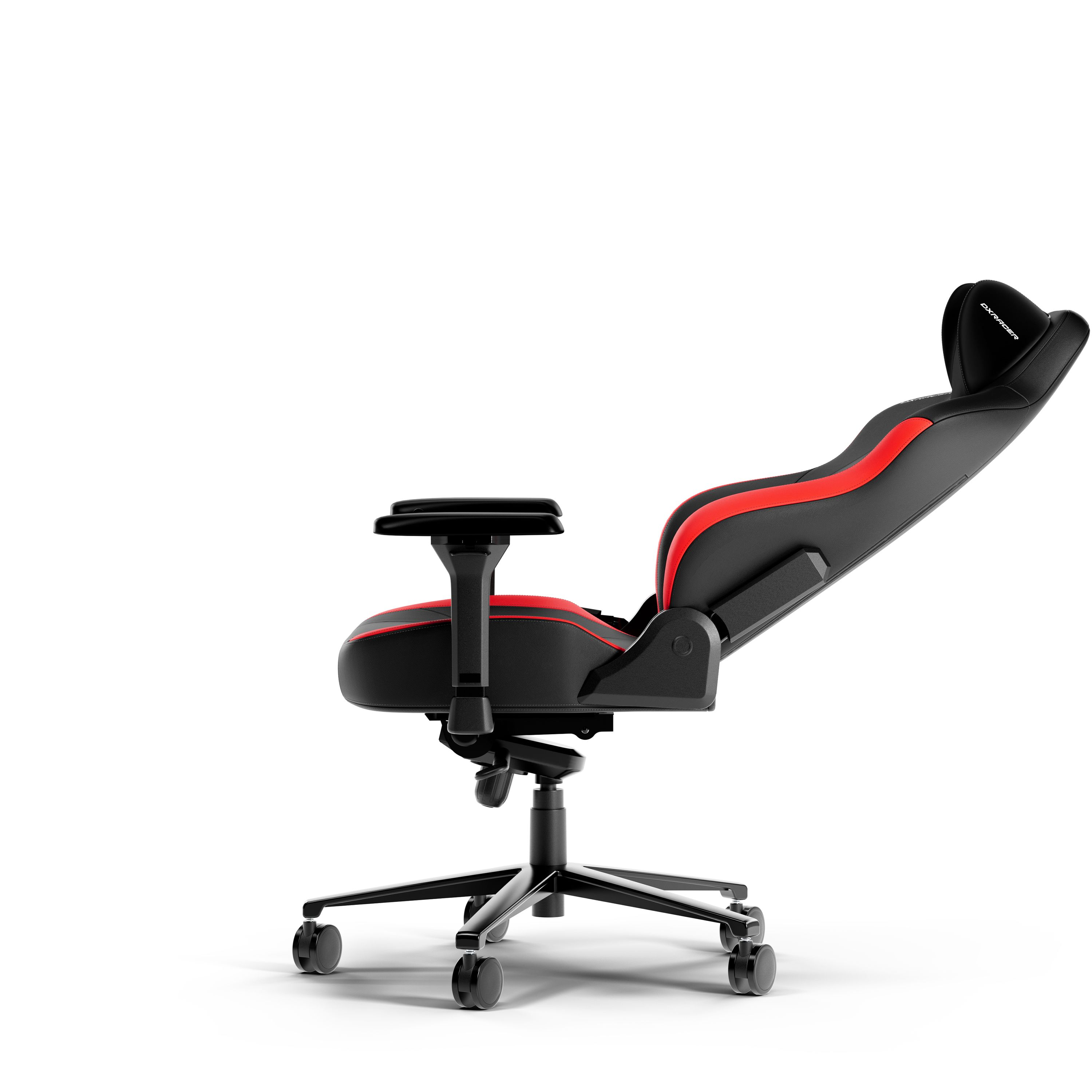 Gaming-Stuhl Seitenansicht, zurückgelehnt. Schwarz-roter Stuhl. Schwarze Basis und Räder. Weißer Hintergrund.