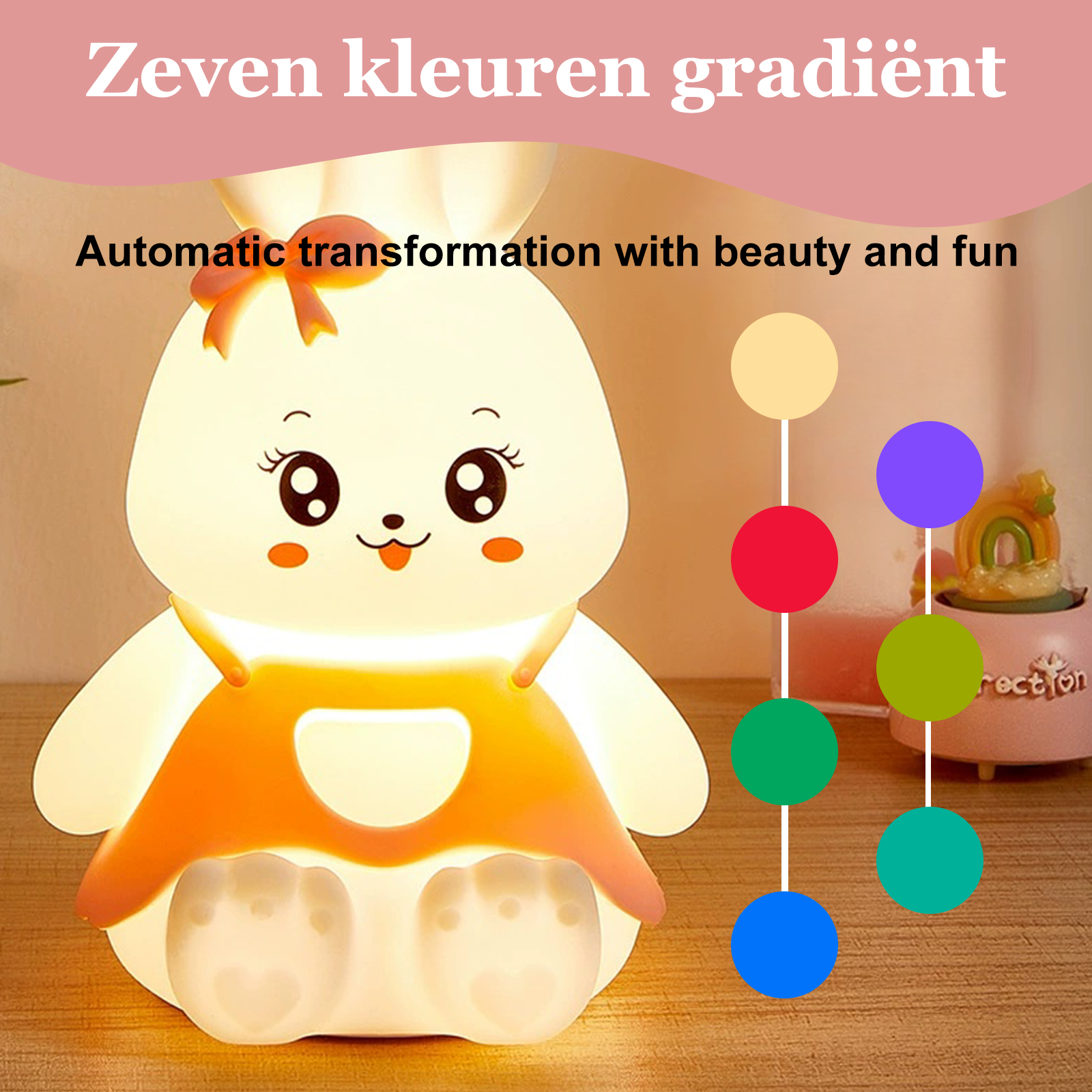 Ein Hasen-Nachtlicht mit Farbverläufen auf einem Holztisch, in der Nähe einer Pflanze und einer Dekoration.