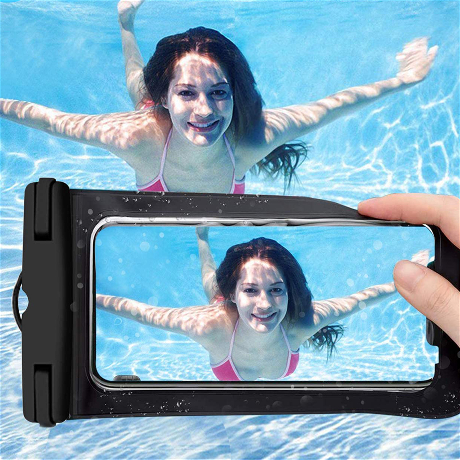 Frau in pinkem Bikini im Pool. Ein Telefon in einer wasserdichten Hülle zeigt ihr Gesicht unter Wasser.