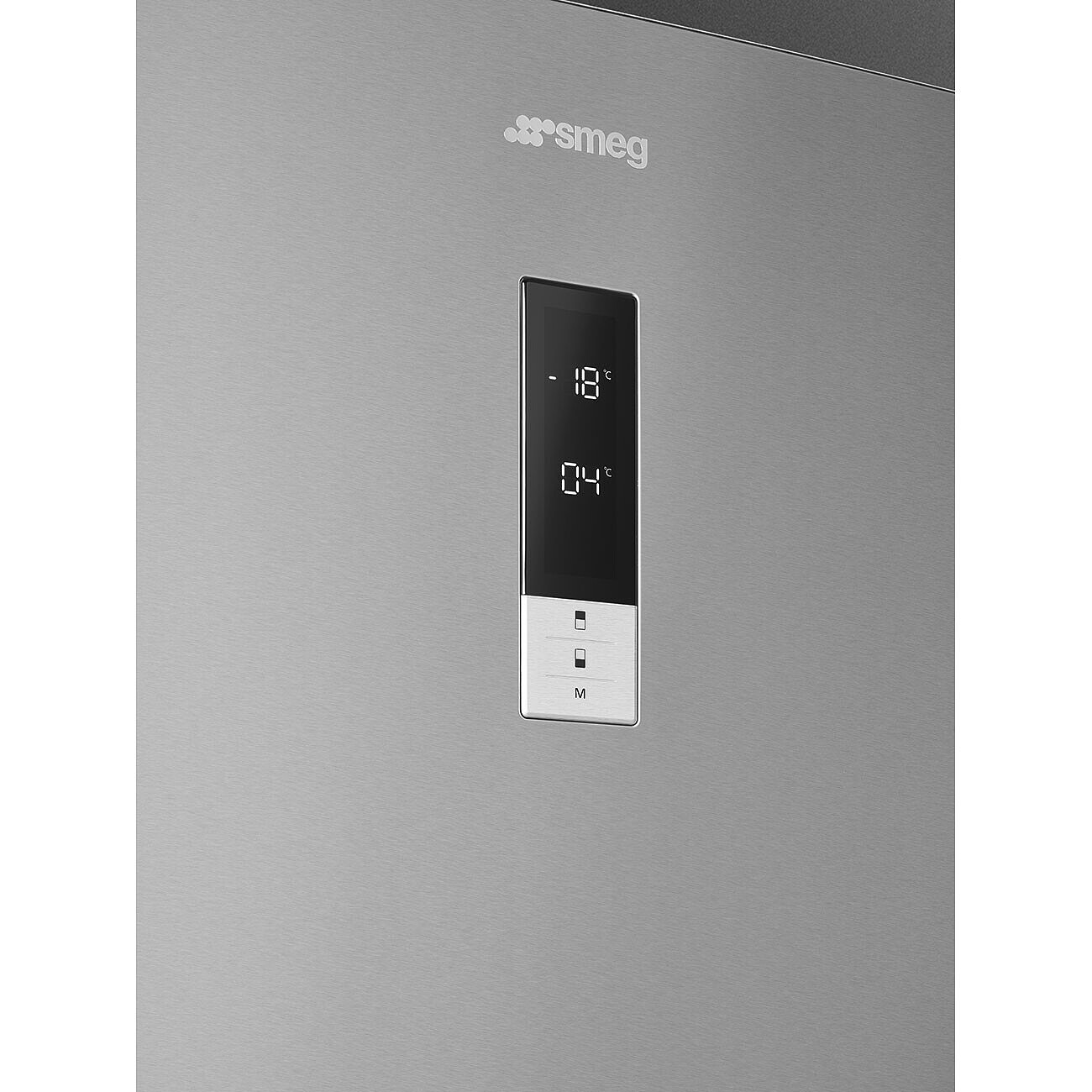 Primo piano del display digitale di un frigorifero Smeg argentato che mostra i controlli della temperatura.