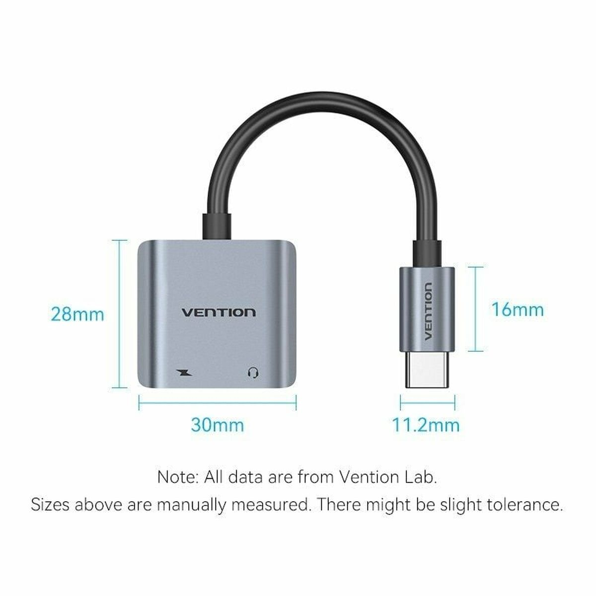 Un adaptador de audio gris con dimensiones. Tiene un conector USB-C y dos puertos de audio.