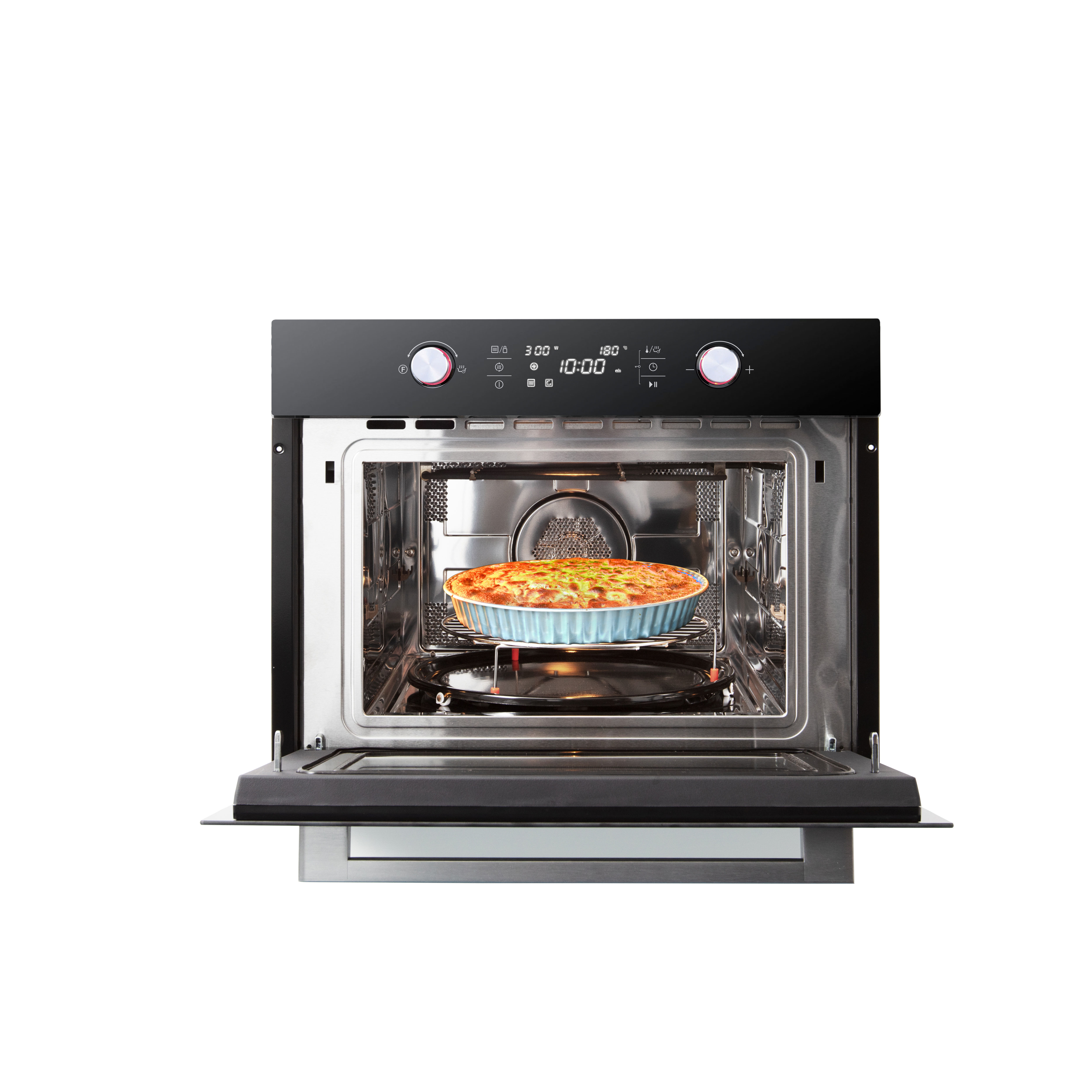 Open zwarte oven met pizza in een blauwe schaal op een rek. Fel binnenlicht. Geïsoleerd.
