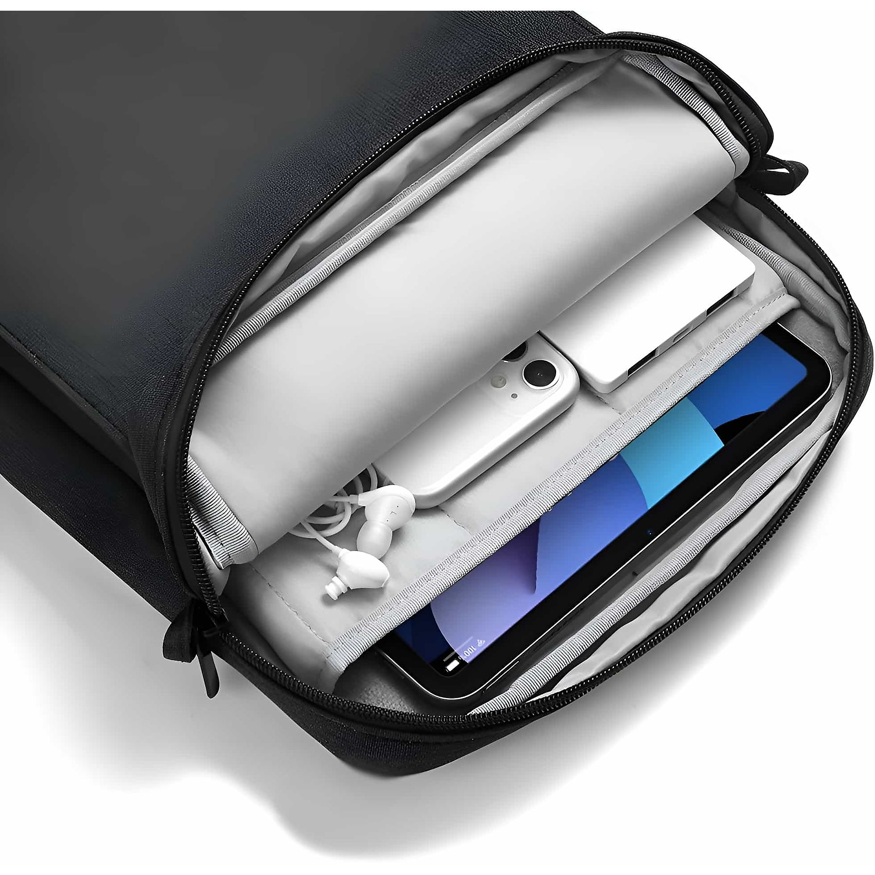 Schwarze Laptoptasche mit offener Ansicht mit Geräten darin, weißer Hintergrund.