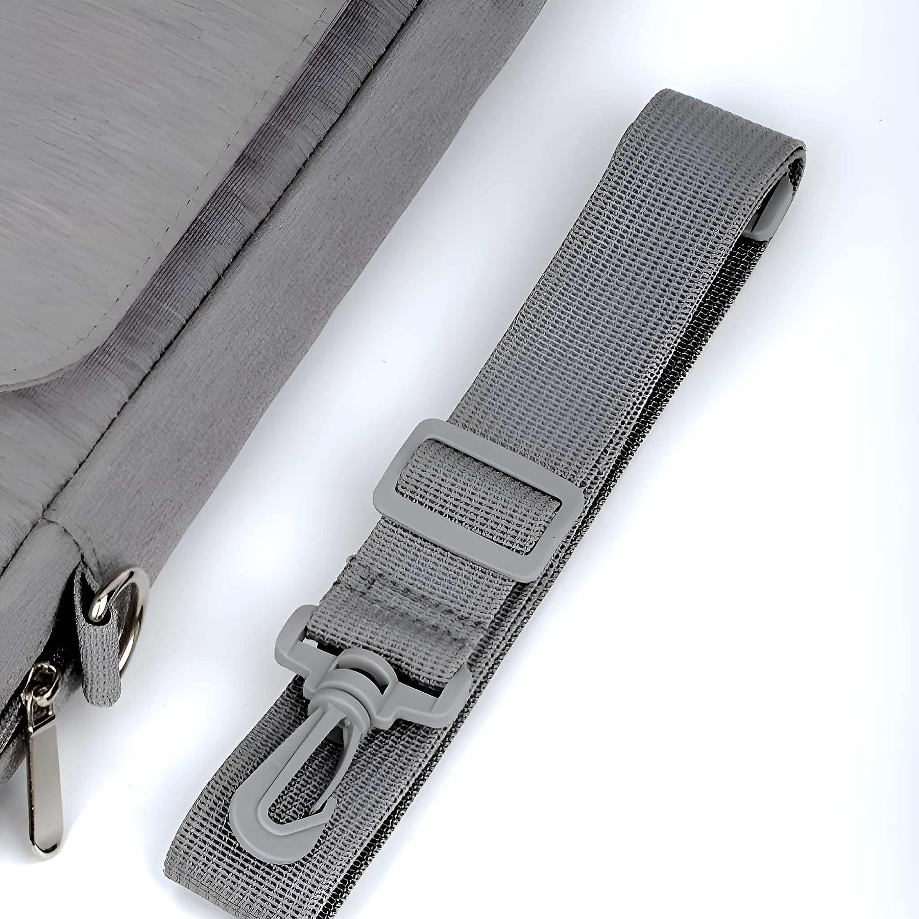 Grauer Laptoptaschenriemen und Schnalle, weißer Hintergrund.