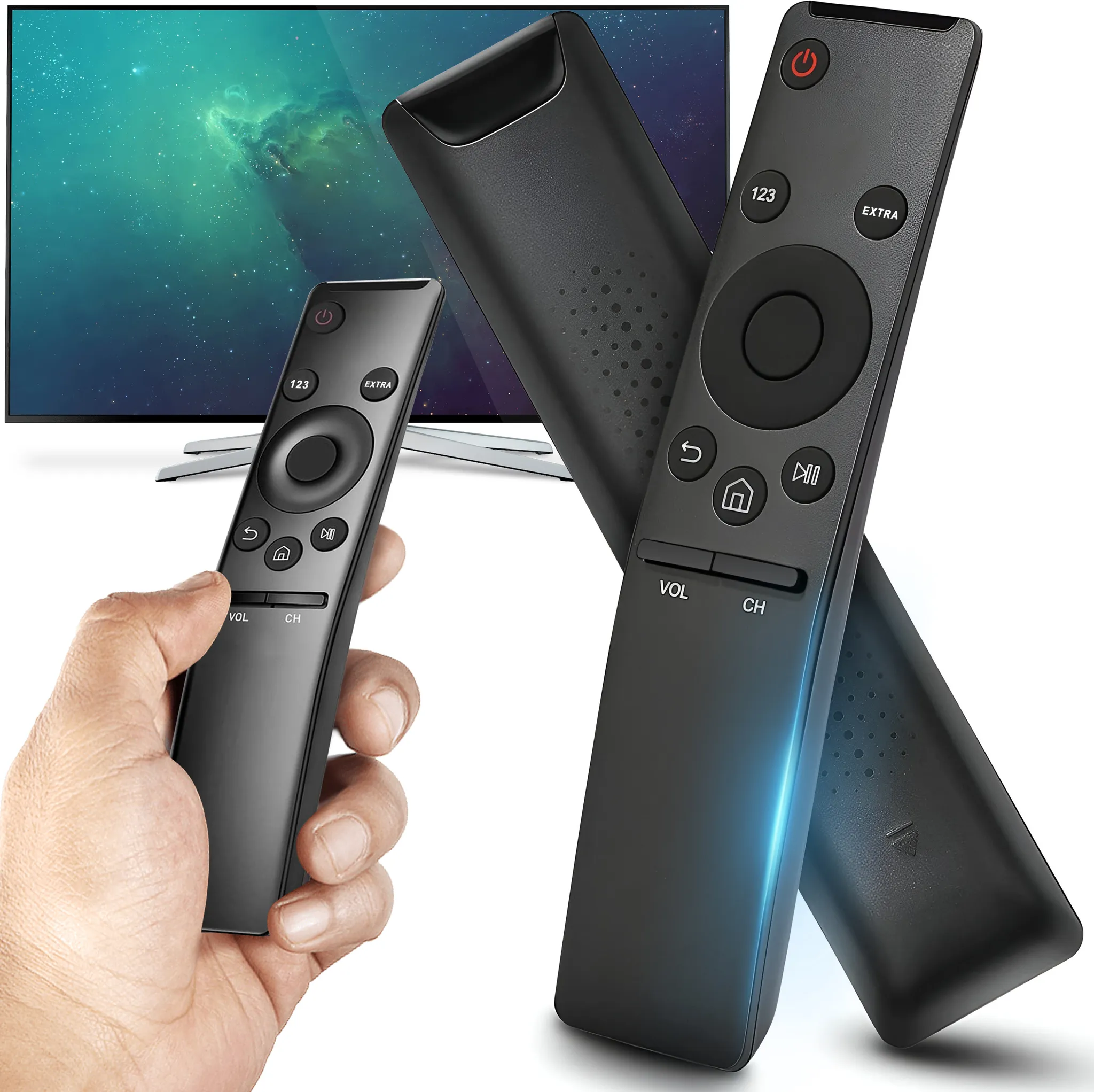Zwei schwarze Fernbedienungen mit Ein/Aus, Nummern, Zurück, Home, Wiedergabe, Lautstärke- und Kanaltasten. TV im Hintergrund.