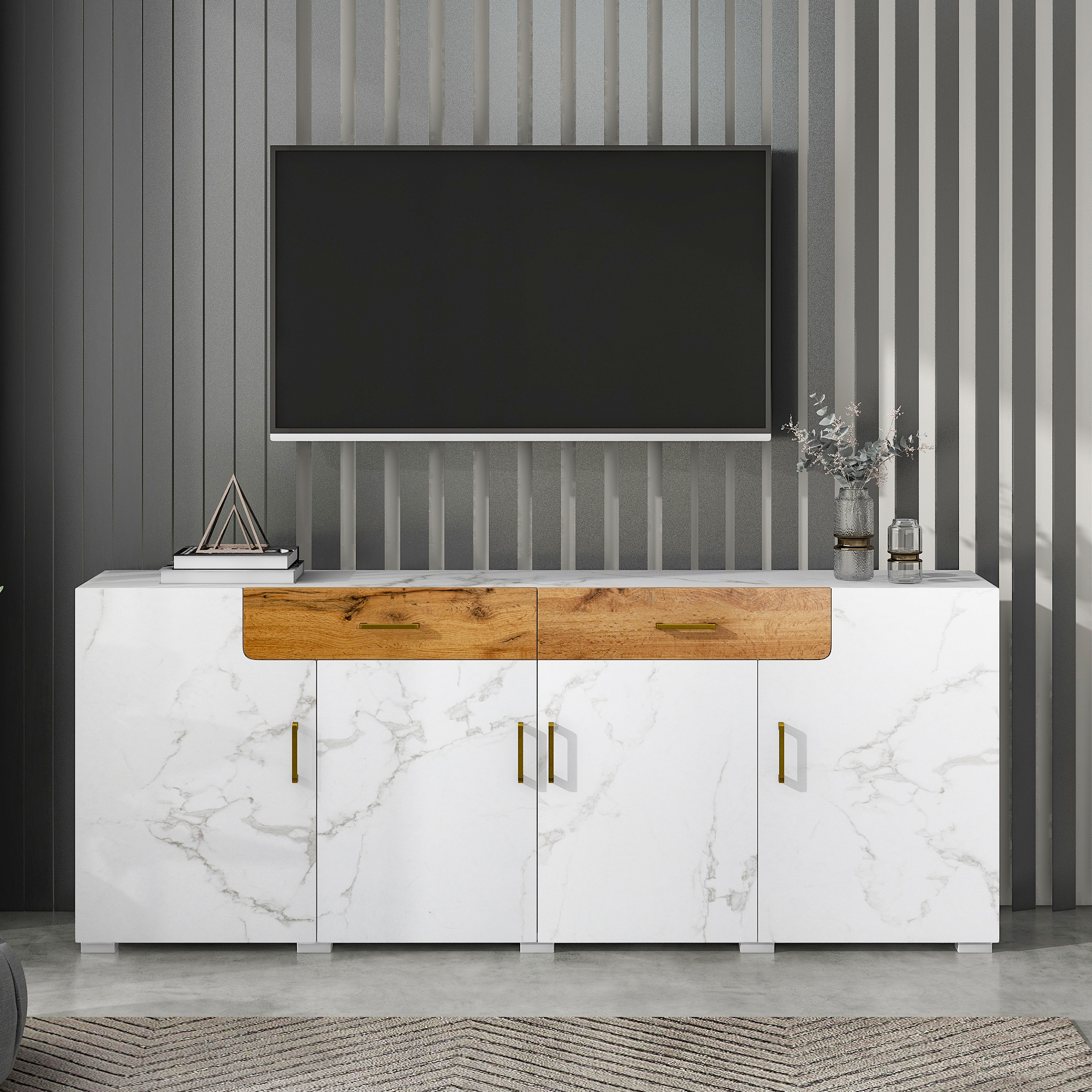 Weißes Sideboard in Marmoroptik mit Holz-Oberschubladen, TV obenauf und goldenen Griffen.