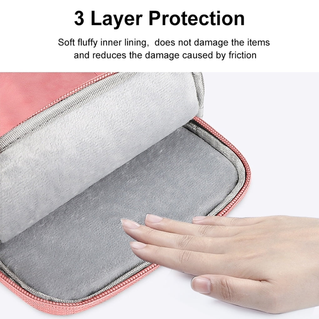 Innenraum einer rosa Tablettasche mit Hand, die das weiche Futter berührt, 3-Schicht-Schutz.