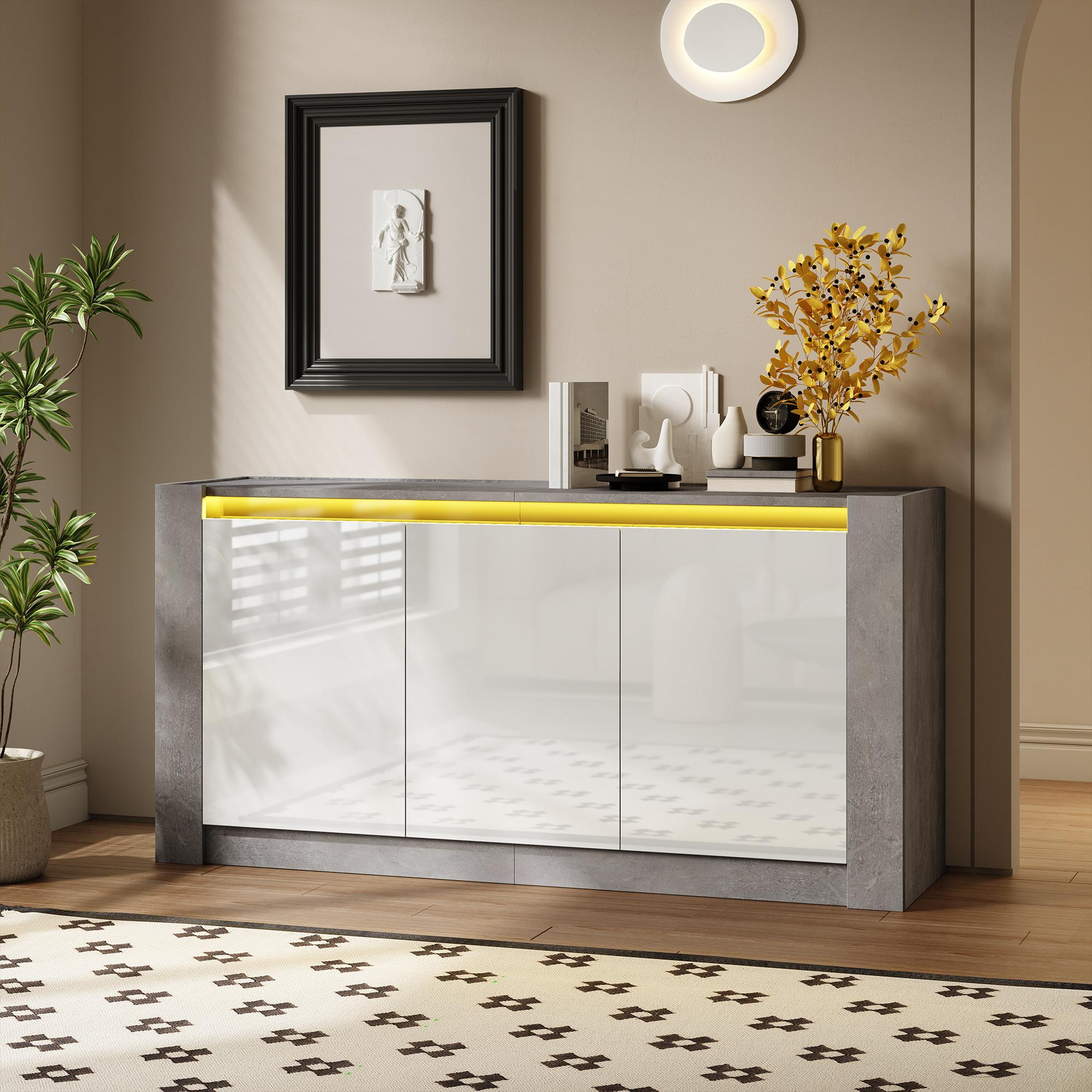 Weißer Schrank, graue Oberseite, gelbes Licht, Dekoration, Pflanze, Bild, Blumen und gemusterter Teppich.