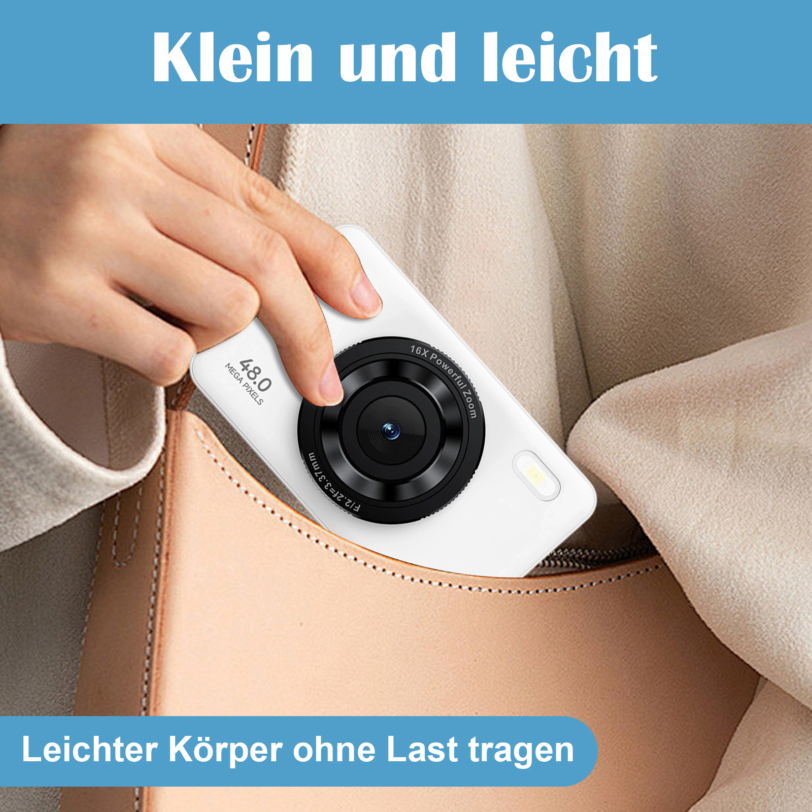 Eine Hand hält eine weiße Kamera, in der Nähe einer beigen Tasche. Die Kamera hat ein schwarzes Objektiv.