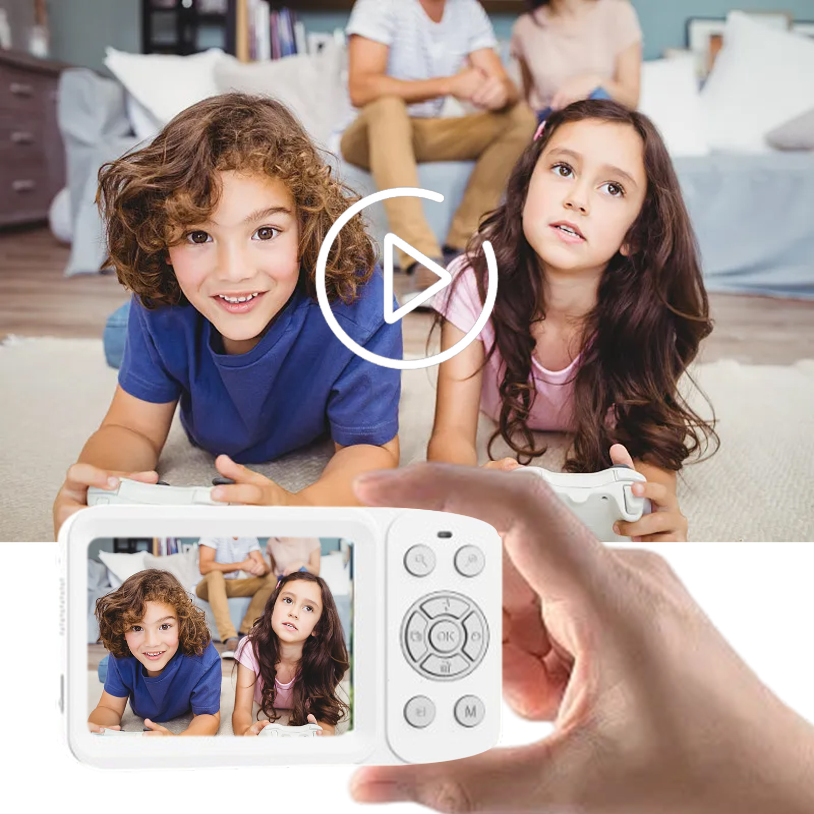 Zwei Kinder spielen ein Spiel mit Controllern. Eine Kamera zeigt dieselbe Szene. Ein Paar Erwachsene sind im Hintergrund.