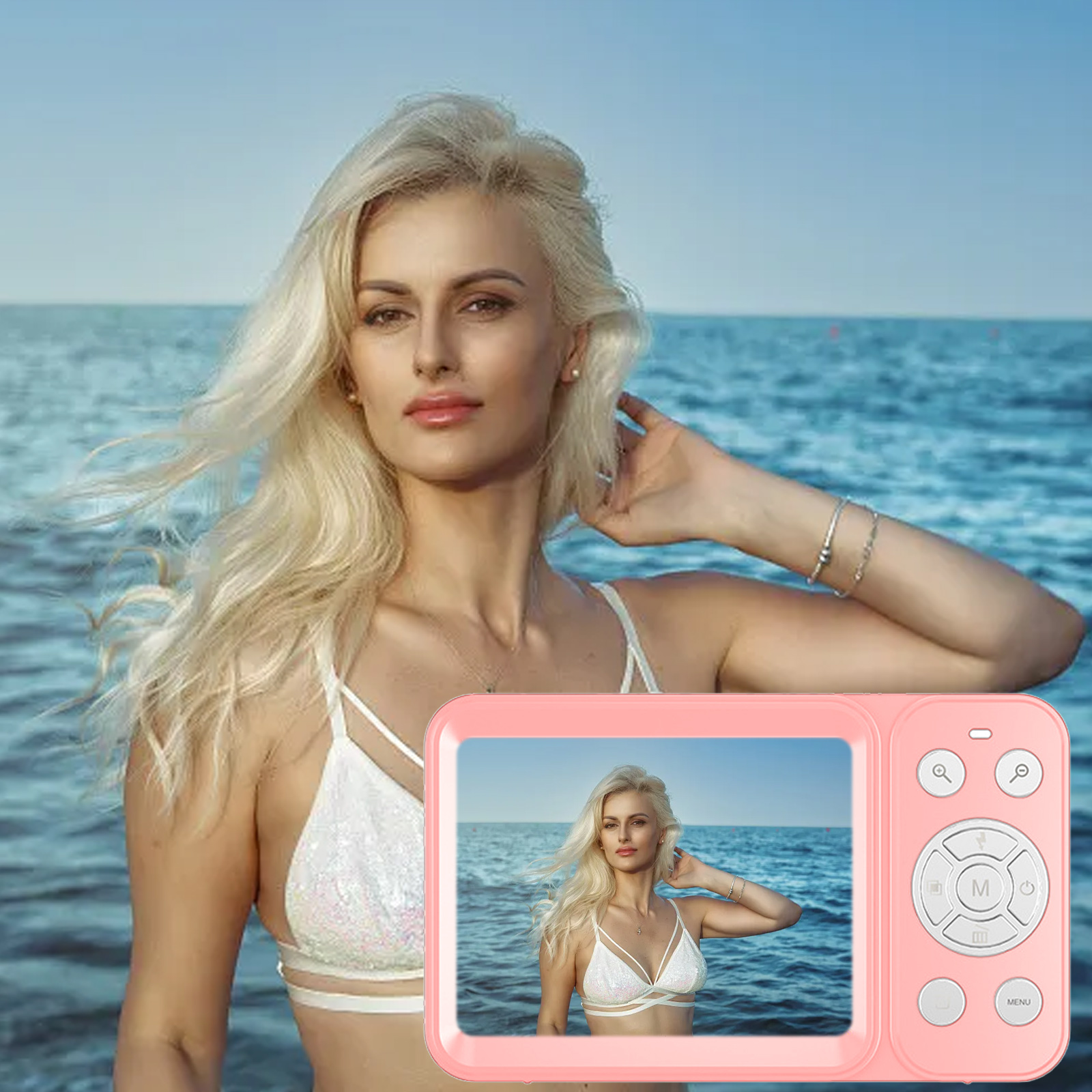 Eine Frau ist am Strand mit einer Kamera, die ihr Bild zeigt. Sie ist am Wasser.
