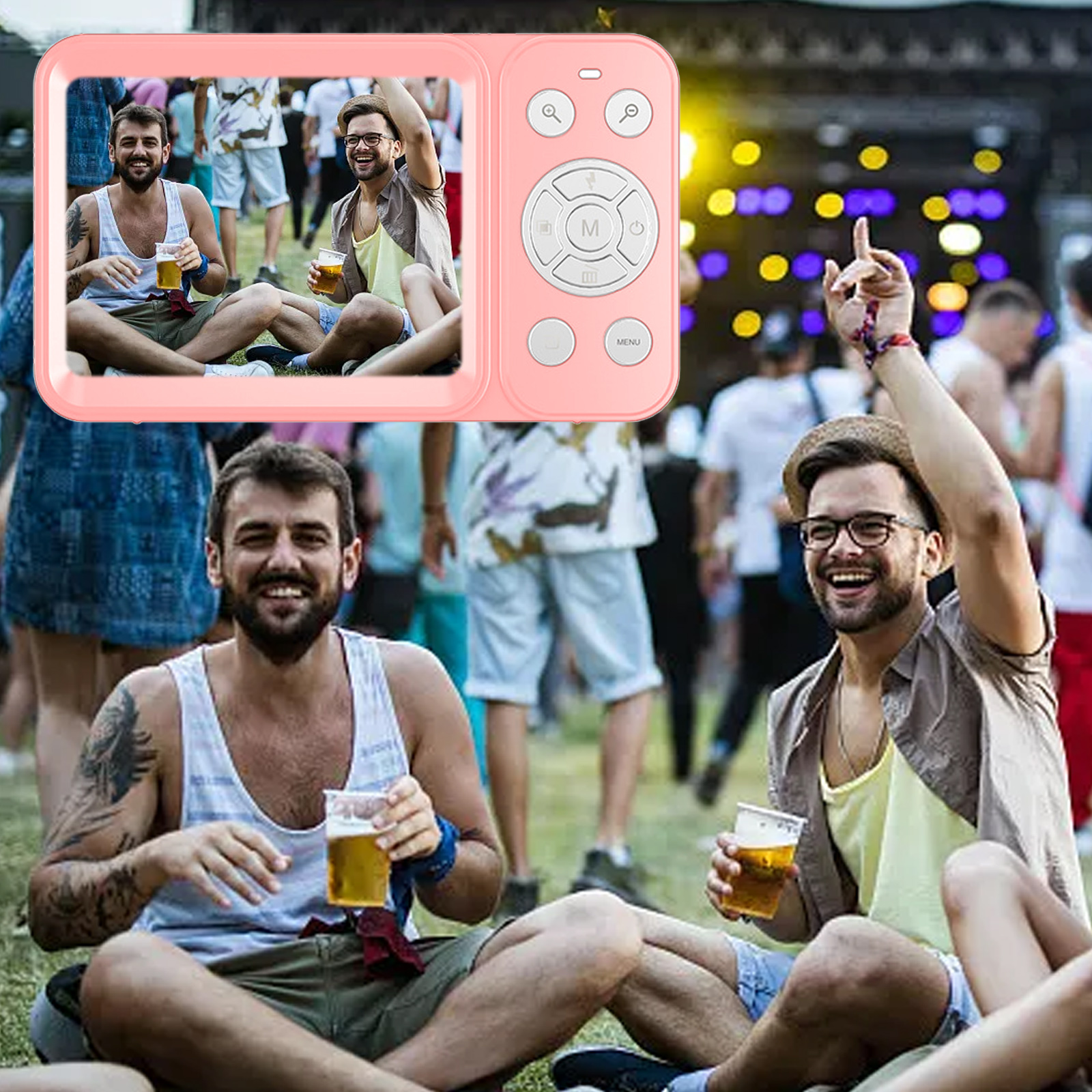 Zwei Männer und eine Frau sind zusammen. Sie lächeln und zeigen auf etwas. Eine rosa Kamera ist im Bild.