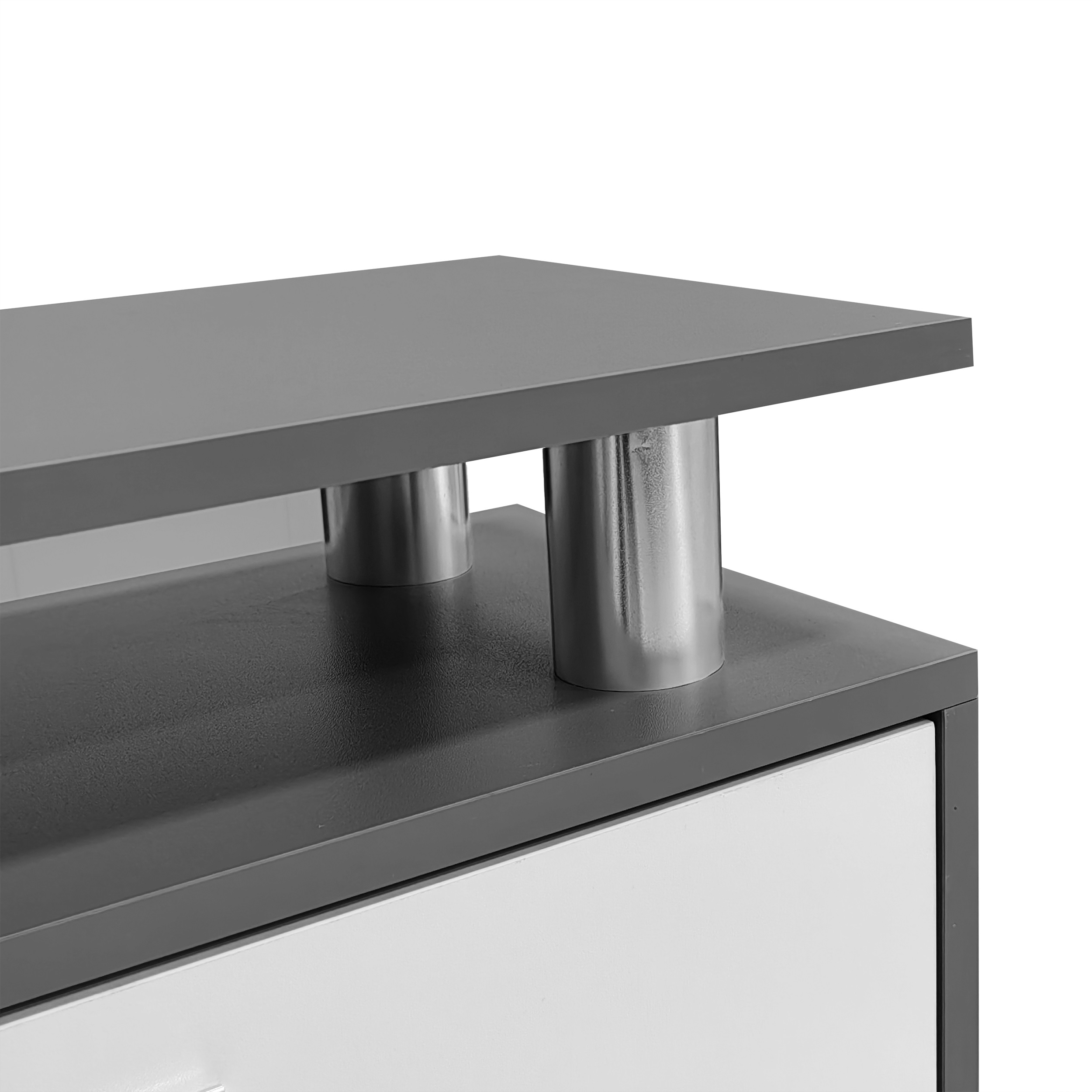 Nahaufnahme des Möbeldetails: grauer und weißer Schrank mit metallischen Stützen.