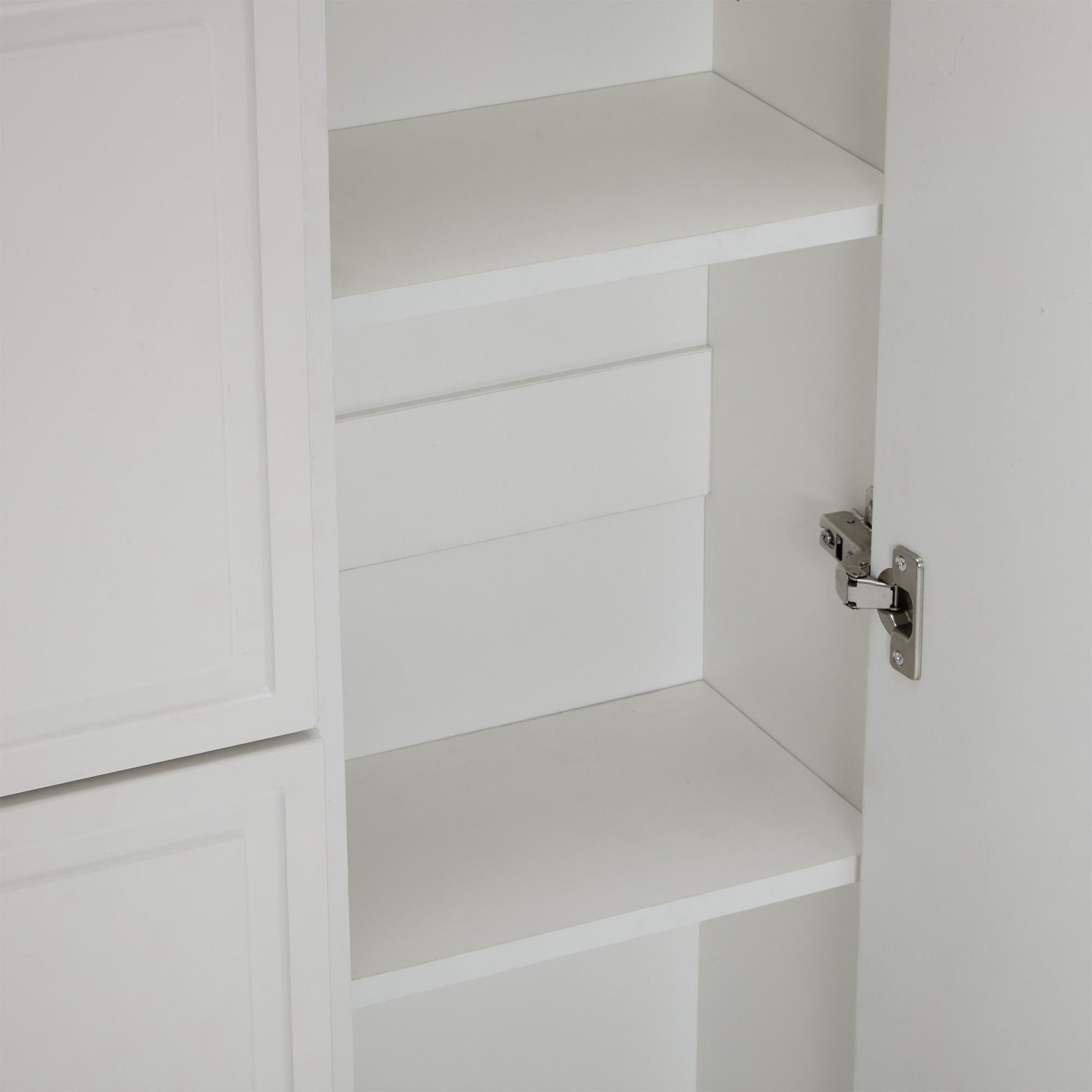 Weißer Schrank mit offener Tür, der Regale zeigt.
