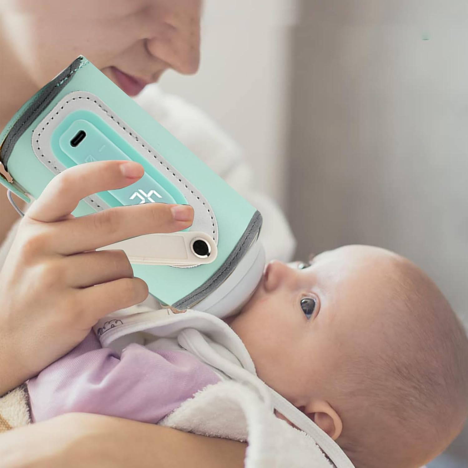 Mutter füttert Baby mit einer Babyflasche.